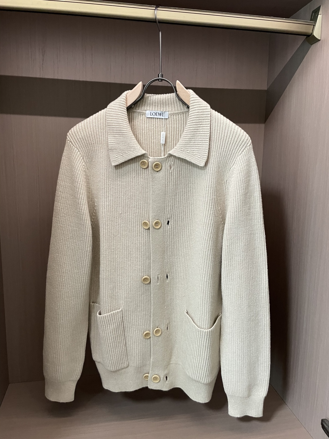 NO:565257,Loewe autumn and winter high-luxury cardigan sweaters for men and women, original factory, imported wool fabrics supplied by customers, details and accessories follow the original version, a must-have for high-end people!  3 sizes m-xxxl,,loewe,sweaters,alexander wang19860909Loewe秋冬 男女同款高奢开衫毛衣 原厂代,客供进口羊毛面料,细节辅料跟足原版,高端人士必备！3 尺码 m-xxxl,,loewe,sweaters,alexander wang,Men's clothing