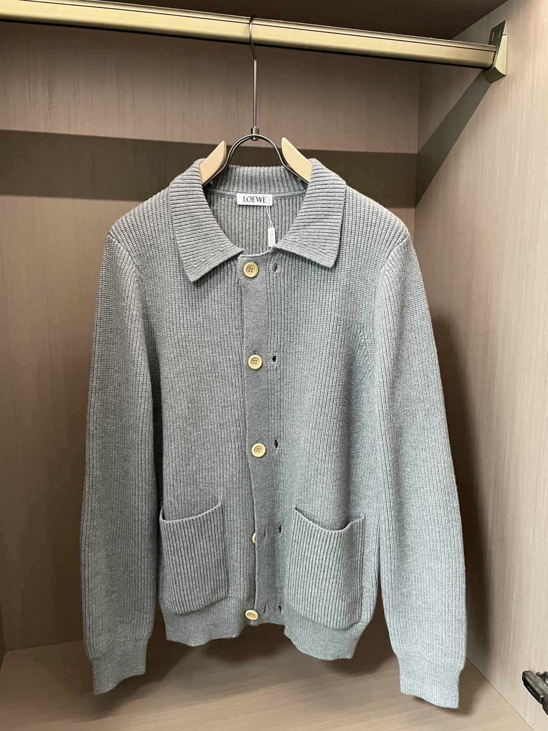 NO:565262,Loewe autumn and winter high-luxury cardigan sweaters for men and women, original factory, imported wool fabrics supplied by customers, details and accessories follow the original version, a must-have for high-end people!  3 sizes m-xxxl,,loewe,sweaters,alexander wang19860909Loewe 秋冬 男女同款高奢开衫毛衣 原厂代,客供进口羊毛面料,细节辅料跟足原版,高端人士必备！3 尺码 m-xxxl,,loewe,sweaters,alexander wang,Men's clothing