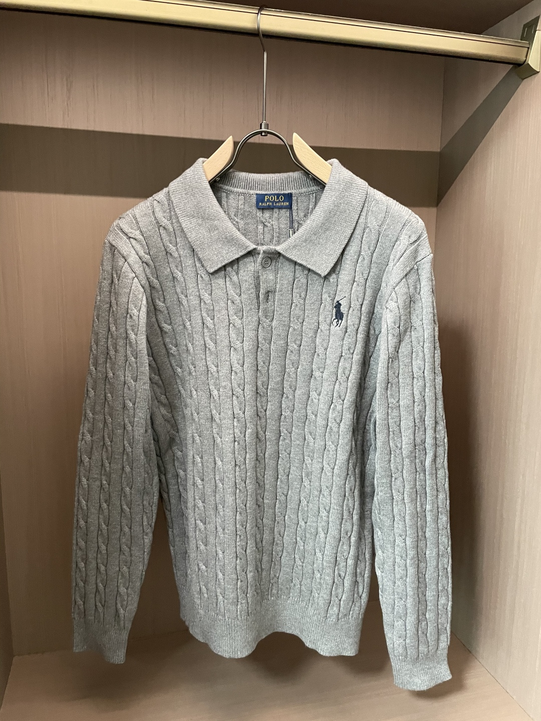 NO:565267,Ralph Lauren Autumn and Winter High Luxurious Lapel Sweaters for Men and Women. Original factory, imported wool fabrics supplied by customers, details and accessories follow the original version, a must-have for high-end people!  3 sizes m-xxxl,,sweaters,alexander wang19860909拉夫劳伦 秋冬 男女同款高奢翻领毛衣 原厂代,客供进口羊毛面料,细节辅料跟足原版,高端人士必备！3 尺码 m-xxxl,,sweaters,alexander wang,Men's clothing