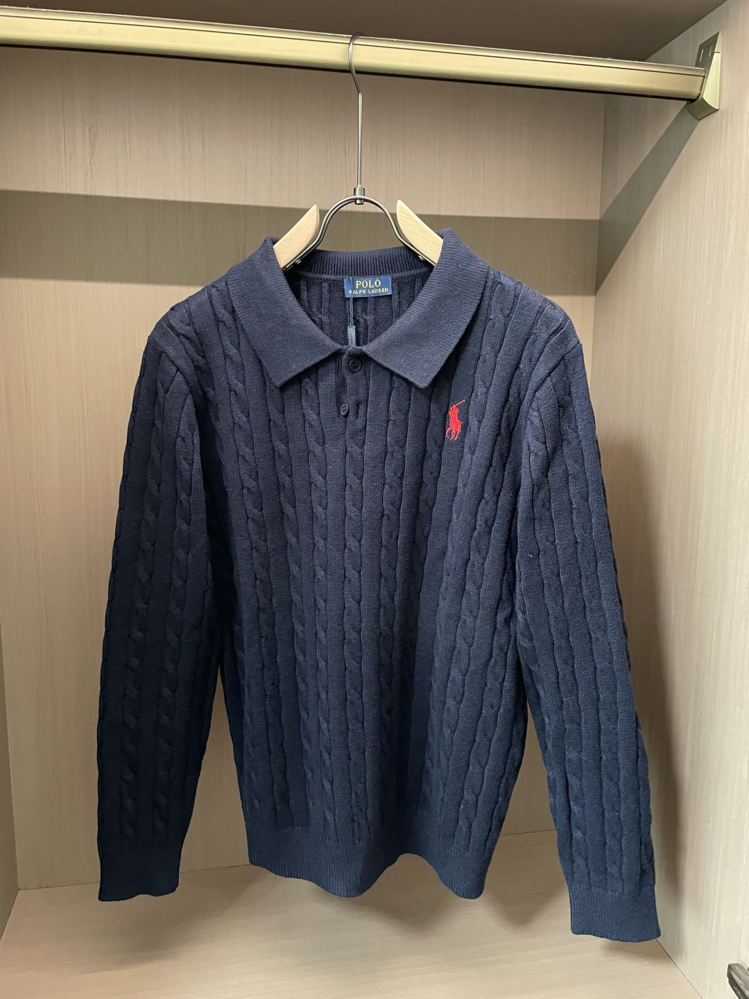 NO:565270,Ralph Lauren Autumn and Winter High Luxurious Lapel Sweaters for Men and Women. Original factory, imported wool fabrics supplied by customers, details and accessories follow the original version, a must-have for high-end people!  3 sizes m-xxxl,,sweaters,alexander wang19860909拉夫劳伦 秋冬 男女同款高奢翻领毛衣 原厂代,客供进口羊毛面料,细节辅料跟足原版,高端人士必备！3 尺码 m-xxxl,,sweaters,alexander wang,Men's clothing