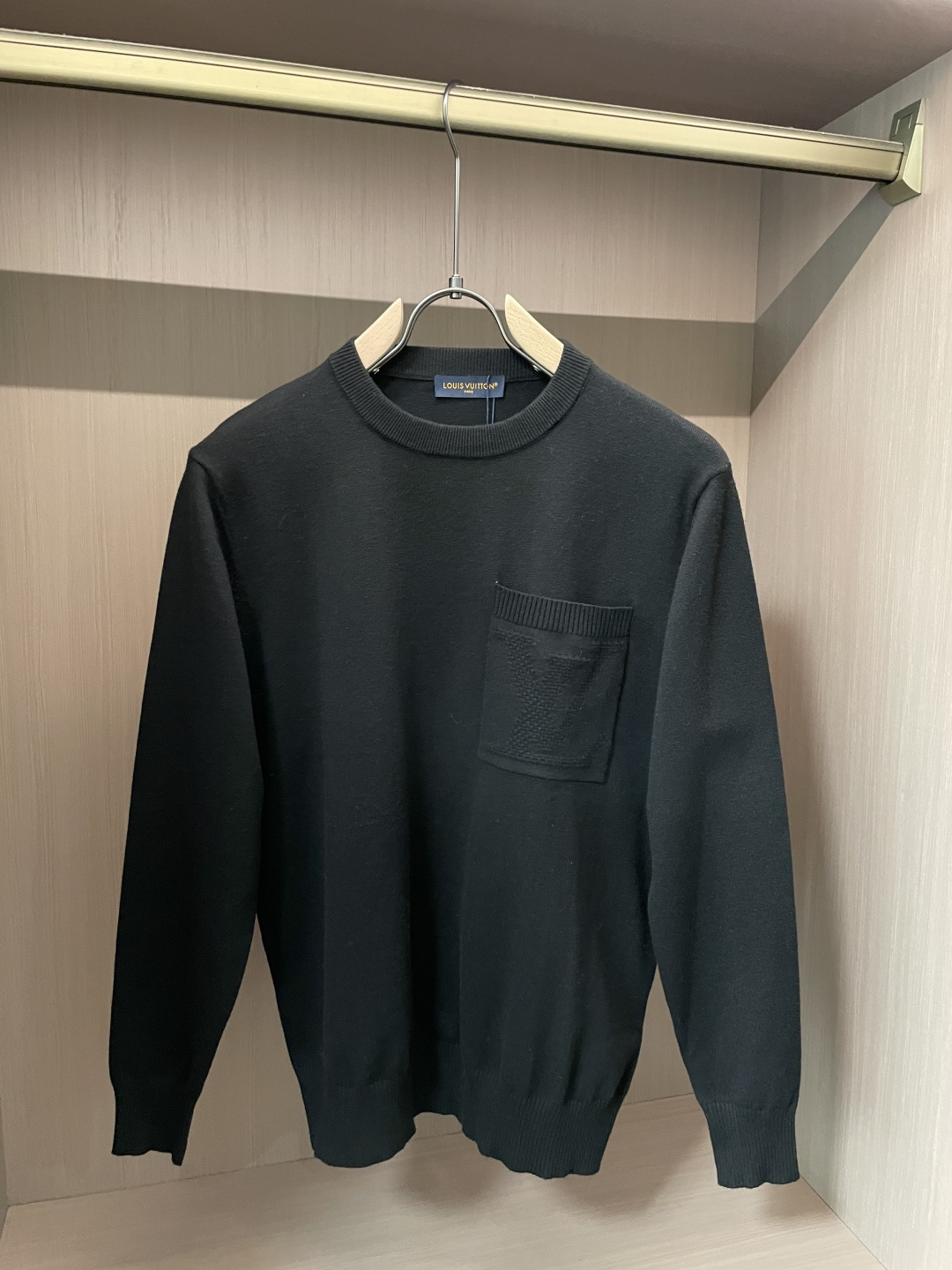 NO:565274,Lv Autumn and Winter high-luxury round-neck sweaters for men and women, original factory, imported wool fabrics supplied by customers, details and accessories are in line with the original, a must-have for high-end people!  3 sizes m-xxxl,,louis vuitton,sweaters,alexander wang19860909Lv 秋冬 男女同款高奢圆领毛衣 原厂代,客供进口羊毛面料,细节辅料跟足原版,高端人士必备！3 尺码 m-xxxl,,louis vuitton,sweaters,alexander wang,Men's clothing