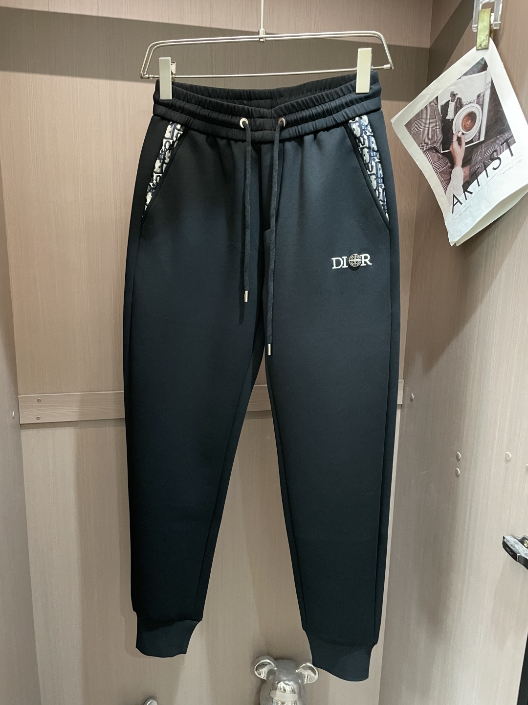 NO:565278,Dior's latest autumn and winter casual pants are a must-have for fashionistas. They have a great shape and can be used to repair various leg shapes. They are very personalized!  Soft and sweat-wicking, extremely comfortable. The waistband of the trouser legs is customized with elastic elastic bands and original accessories details. The upper body is sporty, casual and fashionable, a must-have for leisure and travel. Sizes m-xxxl, dior, alexander wang19860909Dior 秋冬最新休闲裤 潮人必备 版型超赞,能很好的修复各种腿型,非常个性！柔软排汗,舒适度极高.裤腿腰部订制松紧橡筋、原版辅料细节.上身运动休闲时尚,出街休闲、外出旅游必备. 尺码m-xxxl,,dior,alexander wang,Men's clothing