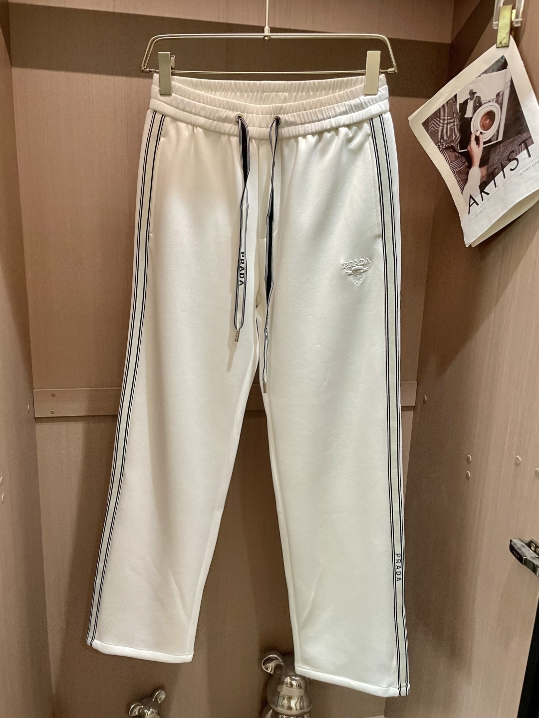 NO:565282,Prad's latest autumn and winter casual pants are a must-have for fashionistas. They have a great shape and can be used to repair various leg shapes. They are very personalized!  Soft and sweat-wicking, extremely comfortable. The waistband of the trouser legs is customized with elastic elastic bands and original accessories details. The upper body is sporty, casual and fashionable, a must-have for leisure and travel. Sizes m-xxxl, prada, alexander wang19860909Prad 秋冬最新休闲裤 潮人必备 版型超赞,能很好的修复各种腿型,非常个性！柔软排汗,舒适度极高.裤腿腰部订制松紧橡筋、原版辅料细节.上身运动休闲时尚,出街休闲、外出旅游必备. 尺码m-xxxl,,prada,alexander wang,Men's clothing