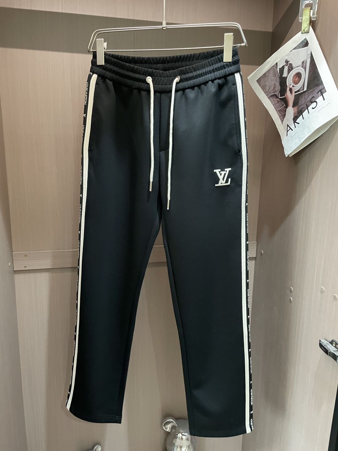 NO:565286,Lv's latest casual pants for autumn and winter are a must-have for fashionistas. They have a great shape and can be used to repair various leg shapes. They are very personalized!  Soft and sweat-wicking, extremely comfortable. The waistband of the trouser legs has customized elastic elastic bands and original accessories details. The upper body is sporty, casual and fashionable, a must-have for leisure and travel. Sizes m-xxxl, louis vuitton, alexander wang19860909Lv 秋冬最新休闲裤 潮人必备 版型超赞,能很好的修复各种腿型,非常个性！柔软排汗,舒适度极高.裤腿腰部订制松紧橡筋、原版辅料细节.上身运动休闲时尚,出街休闲、外出旅游必备. 尺码m-xxxl,,louis vuitton,alexander wang,Men's clothing