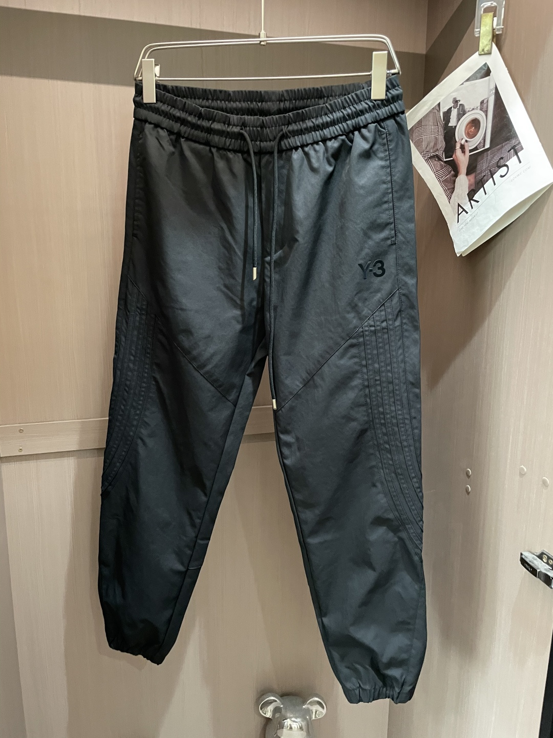 NO:565289,Y-3's latest autumn and winter casual pants are a must-have for fashionistas. They have a great shape and can be used to repair various leg shapes. They are very personalized!  Soft and sweat-wicking, extremely comfortable. The waistband of the trouser legs is customized with elastic elastic bands and original accessories details. The upper body is sporty, casual and fashionable, a must-have for leisure and travel. Sizes m-xxxl,,alexander wang19860909Y-3 秋冬最新休闲裤 潮人必备 版型超赞,能很好的修复各种腿型,非常个性！柔软排汗,舒适度极高.裤腿腰部订制松紧橡筋、原版辅料细节.上身运动休闲时尚,出街休闲、外出旅游必备. 尺码m-xxxl,,alexander wang,Men's clothing