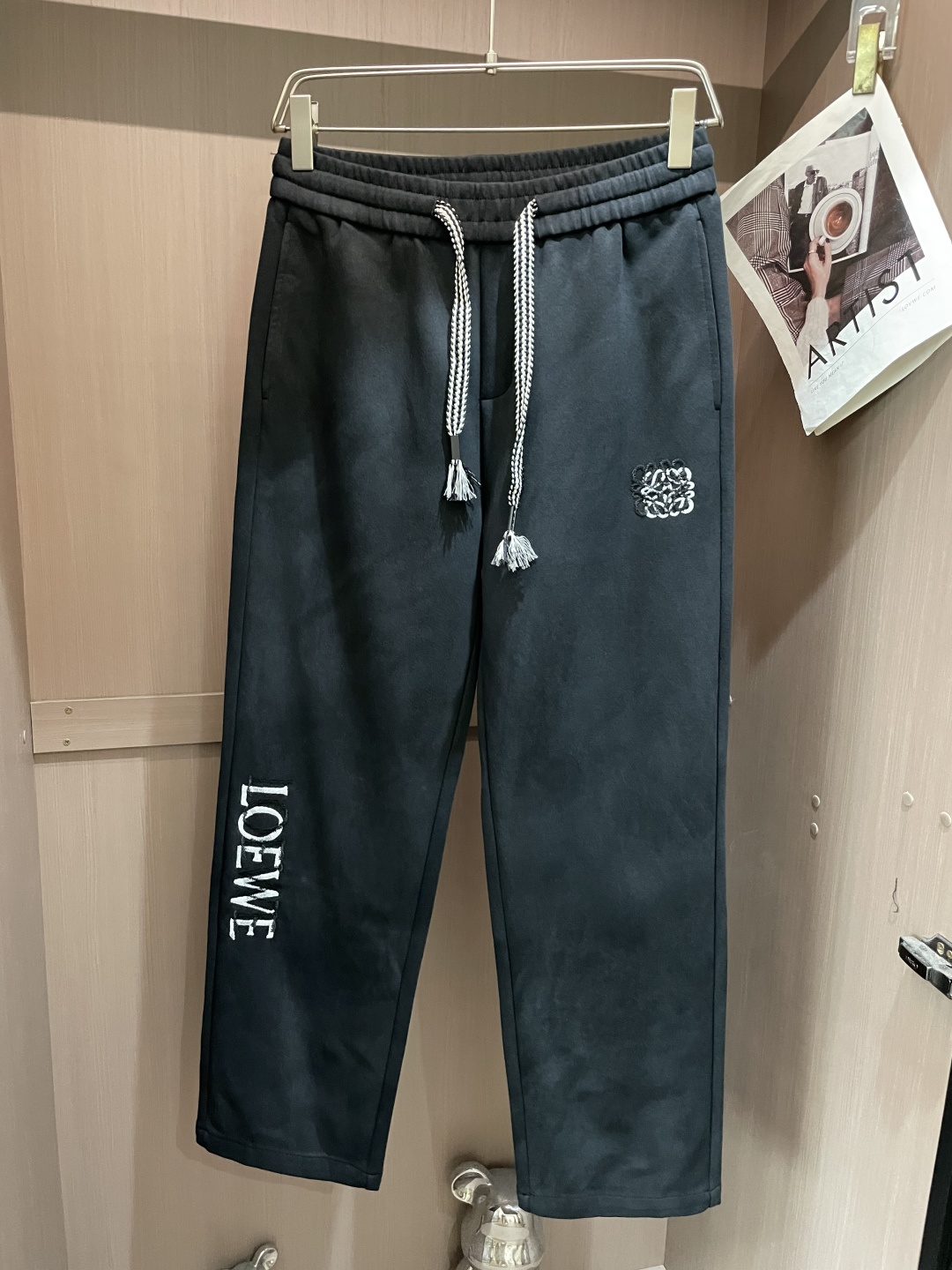 NO:565292,Loewe's latest autumn and winter casual pants are a must-have for fashionistas. They have a great shape and can be used to repair various leg shapes. They are very personalized!  Soft and sweat-wicking, extremely comfortable. The waistband of the trouser legs is customized with elastic elastic bands and original accessories details. The upper body is sporty, casual and fashionable, a must-have for leisure and travel. Sizes m-xxxl,,loewe,alexander wang19860909Loewe 秋冬最新休闲裤 潮人必备 版型超赞,能很好的修复各种腿型,非常个性！柔软排汗,舒适度极高.裤腿腰部订制松紧橡筋、原版辅料细节.上身运动休闲时尚,出街休闲、外出旅游必备. 尺码m-xxxl,,loewe,alexander wang,Men's clothing