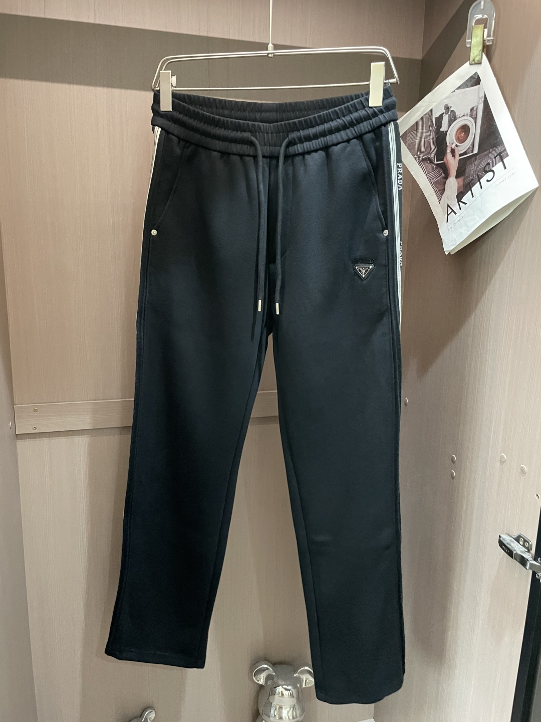 NO:565296,Prad's latest autumn and winter casual pants are a must-have for fashionistas. They have a great shape and can be used to repair various leg shapes. They are very personalized!  Soft and sweat-wicking, extremely comfortable. The waistband of the trouser legs is customized with elastic elastic bands and original accessories details. The upper body is sporty, casual and fashionable, a must-have for leisure and travel. Sizes m-xxxl, prada, alexander wang19860909Prad 秋冬最新休闲裤 潮人必备 版型超赞,能很好的修复各种腿型,非常个性！柔软排汗,舒适度极高.裤腿腰部订制松紧橡筋、原版辅料细节.上身运动休闲时尚,出街休闲、外出旅游必备. 尺码m-xxxl,,prada,alexander wang,Men's clothing