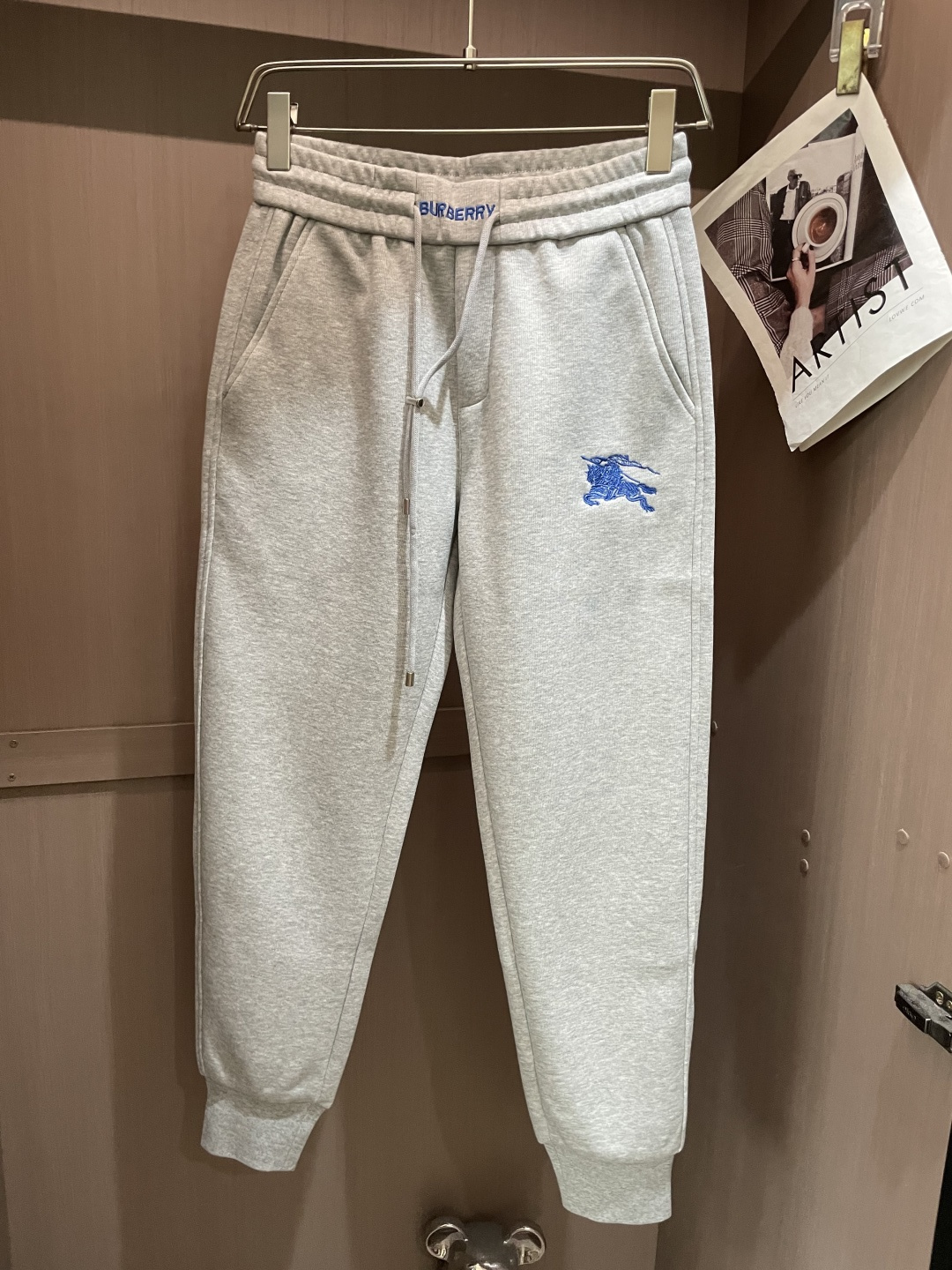 NO:565299,Bur's latest casual pants for autumn and winter are a must-have for fashionistas. They have a great shape and can well repair various leg shapes. They are very personalized!  Soft and sweat-wicking, extremely comfortable. The waistband of the trouser legs is customized with elastic elastic bands and original accessories details. The upper body is sporty, casual and fashionable, a must-have for leisure and travel. Sizes m-xxxl, burberry, alexander wang19860909Bur 秋冬最新休闲裤 潮人必备 版型超赞,能很好的修复各种腿型,非常个性！柔软排汗,舒适度极高.裤腿腰部订制松紧橡筋、原版辅料细节.上身运动休闲时尚,出街休闲、外出旅游必备. 尺码m-xxxl,,burberry,alexander wang,Men's clothing