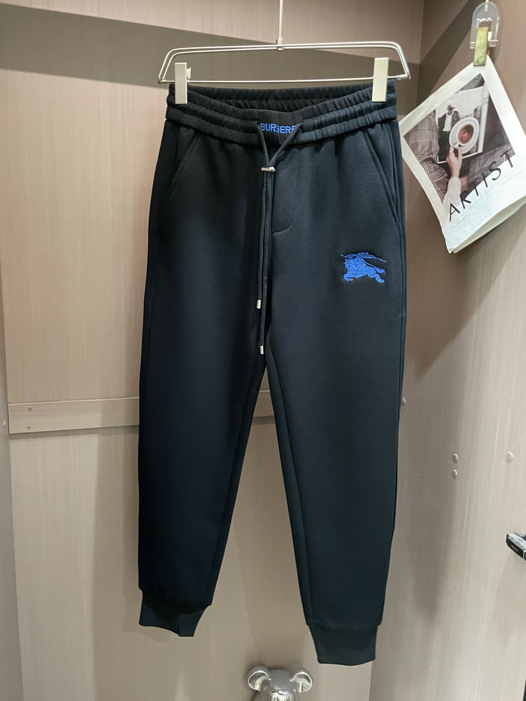 NO:565271,miumiu's latest 025 autumn and winter casual pants are a must-have for fashionistas. They have a great shape and can be used to repair various leg shapes. They are very personalized!  Soft and sweat-wicking, extremely comfortable. The waistband of the trouser legs is customized with elastic elastic bands and original accessories details. The upper body is sporty, casual and fashionable, a must-have for leisure and travel. Sizes m-xxxl,,miumiu,alexander wang19860909miumiu 025秋冬最新休闲裤 潮人必备 版型超赞,能很好的修复各种腿型,非常个性！柔软排汗,舒适度极高.裤腿腰部订制松紧橡筋、原版辅料细节.上身运动休闲时尚,出街休闲、外出旅游必备. 尺码m-xxxl,,miumiu,alexander wang,Men's clothing