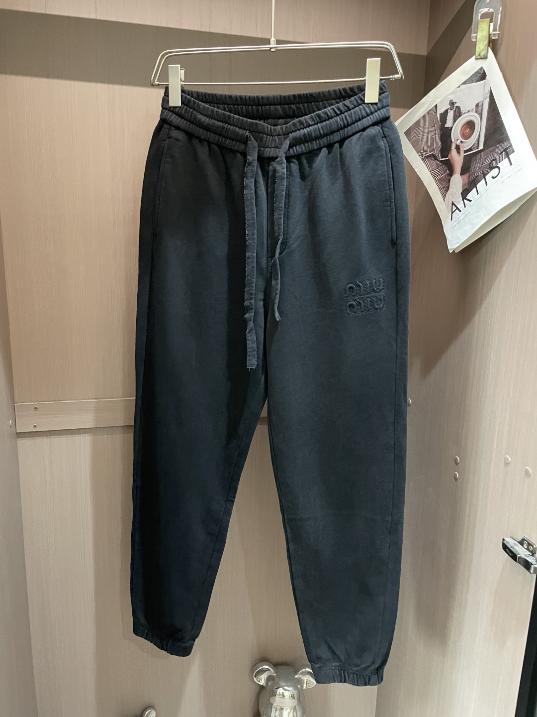 NO:565275,miumiu's latest casual pants for autumn and winter are a must-have for fashionistas. They have a great shape and can be used to repair various leg shapes. They are very personalized!  Soft and sweat-wicking, extremely comfortable. The waistband of the trouser legs is customized with elastic elastic bands and original accessories details. The upper body is sporty, casual and fashionable, a must-have for leisure and travel. Sizes m-xxxl,,miumiu,alexander wang19860909miumiu 秋冬最新休闲裤 潮人必备 版型超赞,能很好的修复各种腿型,非常个性！柔软排汗,舒适度极高.裤腿腰部订制松紧橡筋、原版辅料细节.上身运动休闲时尚,出街休闲、外出旅游必备. 尺码m-xxxl,,miumiu,alexander wang,Men's clothing