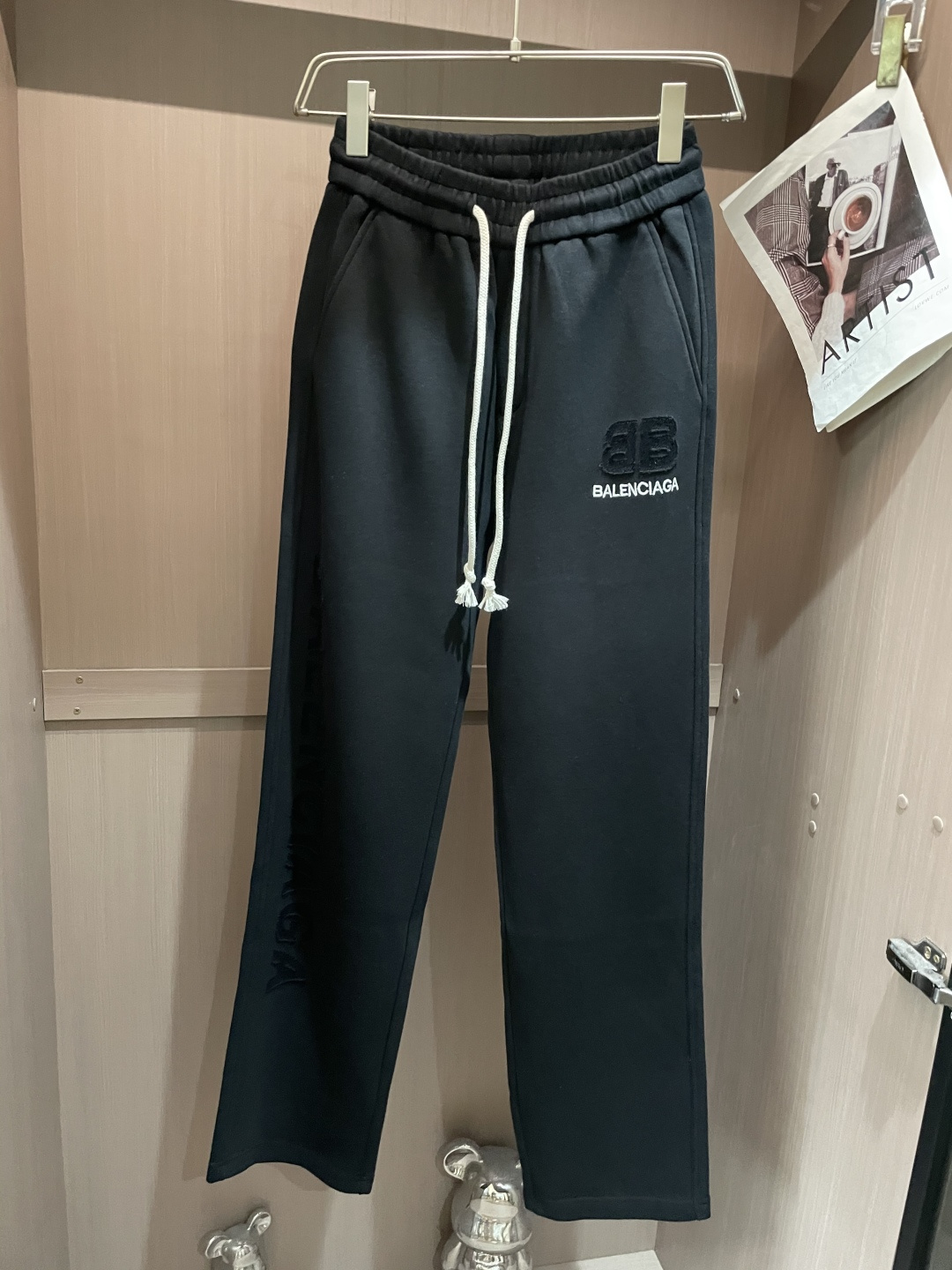 NO:565279,Balenciaga's latest autumn and winter casual pants are a must-have for fashionistas. They have a great shape and can be used to repair various leg shapes. They are very personalized!  Soft and sweat-wicking, extremely comfortable. The waistband of the trouser legs is customized with elastic elastic bands and original accessories details. The upper body is sporty, casual and fashionable, a must-have for leisure and travel. Sizes m-xxxl, balenciaga, alexander wang19860909巴黎世家 秋冬最新休闲裤 潮人必备 版型超赞,能很好的修复各种腿型,非常个性！柔软排汗,舒适度极高.裤腿腰部订制松紧橡筋、原版辅料细节.上身运动休闲时尚,出街休闲、外出旅游必备. 尺码m-xxxl,,balenciaga,alexander wang,Men's clothing