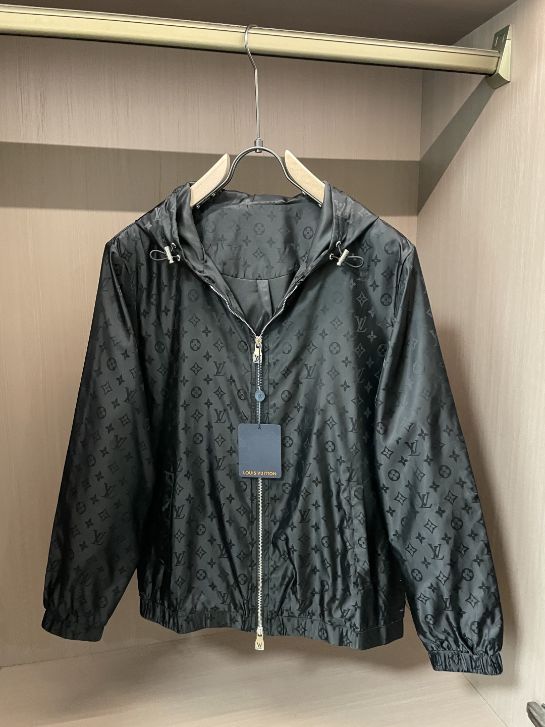 NO:566910,Lv autumn and winter casual jackets, the latest fashionable casual zipper jackets, fashionable jackets! The trading company channels are rare, and they are sold simultaneously on the official website. The high-quality goods that the male god is most looking forward to are coming, allowing you to feel what real luxury has connotation! This jacket is made of professionally customized lightweight technical fabrics. The surface is neat, smooth and shiny, and the texture is obvious through the screen. The upper body is comfortable, light and not stuffy, giving you the most enjoyable wearing experience!  It perfectly enhances the overall sense of luxury and class, and you can get the high-end luxury atmosphere at a glance! The jacket is cut in a basic and conventional style, and the upper body is versatile, simple and unobtrusive, and can easily cope with various occasions and environments. It is undoubtedly a must-have product for daily commuting! Sizes M～3XL,, louis vuitton, jackets & coats, jackets & coats, alexander wang19860909Lv 秋冬休闲夹克外套,最新时尚休闲拉链夹克,时尚夹克外套!贸易公司渠道稀出,同步官网发售,男神最为期待的精品狠货重磅来袭,让你感受到什么叫真正的高奢有内涵!此款夹克外套选用了专业定制的轻薄科技面料制成,表面整洁光滑且富有光泽,质感透过屏幕都显而易 见,上身舒适轻盈不闷热, 给你最为享受的穿着体验！完美提升了整体的奢华档次感,一眼就能Get到的高端奢华气息!基础常规的夹克版型裁剪,上身百搭简约不挑人,轻松应对各种场合与环境,属于日常通勤必备的臻品无疑!尺码M～3XL,,louis vuitton,jackets & coats,jackets & coats,alexander wang,Men's clothing