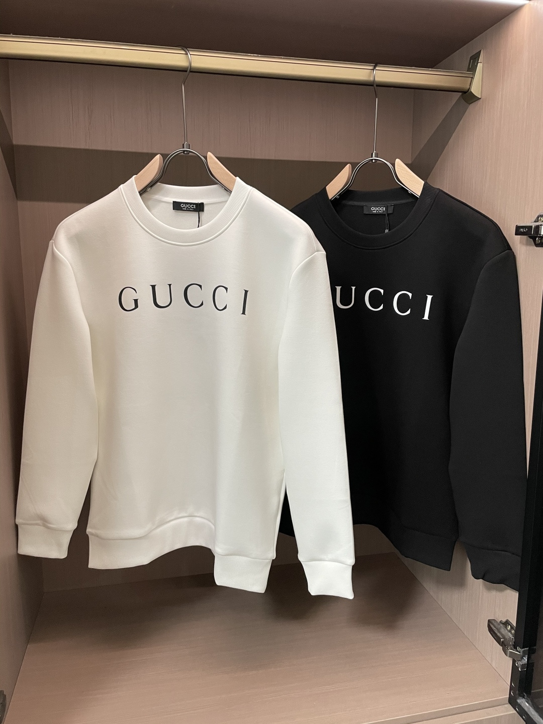 NO:566915,Gucc / New products for autumn and winter. Custom-made top-quality sweatshirt cotton. The fabric is particularly textured. It is a must-have item in winter and has good warmth retention. It can be worn by both men and women. The details are in place. The version is awesome and the upper body effect is very good!  A versatile item!  5 sizes M~3XL,,gucci,hoodie,sweatshirts,alexander wang19860909Gucc /秋冬新品 定制顶级卫衣棉,面料特别有质感,冬季必备单品,保暖性好.男女通穿,细节到位,版型超赞,上身效果非常好！百搭单品！5尺码M~3XL,,gucci,hoodie,sweatshirts,alexander wang,Men's clothing