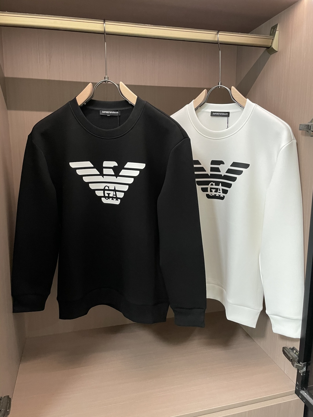 NO:566920,Armani / new products for autumn and winter. Customized top-quality sweatshirt cotton. The fabric is particularly textured. It is a must-have item in winter and has good warmth retention. It can be worn by men and women. The details are in place. The version is awesome and the upper body effect is very good!  Versatile item!  5 sizes M~3XL,,armani,hoodie,sweatshirts,alexander wang19860909阿玛尼 /秋冬新品 定制顶级卫衣棉,面料特别有质感,冬季必备单品,保暖性好.男女通穿,细节到位,版型超赞,上身效果非常好！百搭单品！5尺码M~3XL,,armani,hoodie,sweatshirts,alexander wang,Men's clothing