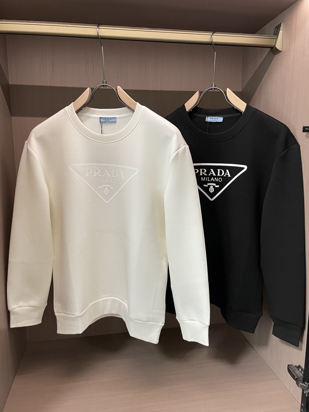 NO:566924,Prad / New products for autumn and winter. Customized top-quality sweatshirt cotton. The fabric is particularly textured. It is a must-have item in winter and has good warmth retention. It can be worn by both men and women. The details are in place. The shape is awesome and the upper body effect is very good!  Versatile item!  5 sizes M~3XL,,prada,hoodie,sweatshirts,alexander wang19860909Prad /秋冬新品 定制顶级卫衣棉,面料特别有质感,冬季必备单品,保暖性好.男女通穿,细节到位,版型超赞,上身效果非常好！百搭单品！5尺码M~3XL,,prada,hoodie,sweatshirts,alexander wang,Men's clothing