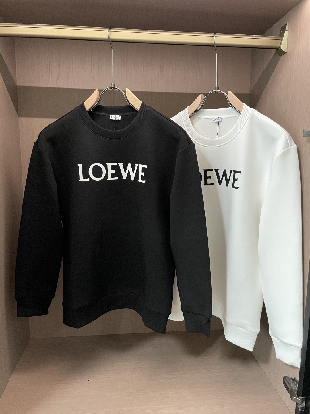 NO:566927,Loewe / New products for autumn and winter. Customized top-quality sweatshirt cotton. The fabric is particularly textured. It is a must-have item in winter and has good warmth retention. It can be worn by men and women. The details are in place. The version is awesome and the upper body effect is very good!  Versatile item!  5 sizes M~3XL,,loewe,hoodie,sweatshirts,alexander wang19860909Loewe /秋冬新品 定制顶级卫衣棉,面料特别有质感,冬季必备单品,保暖性好.男女通穿,细节到位,版型超赞,上身效果非常好！百搭单品！5尺码M~3XL,,loewe,hoodie,sweatshirts,alexander wang,Men's clothing
