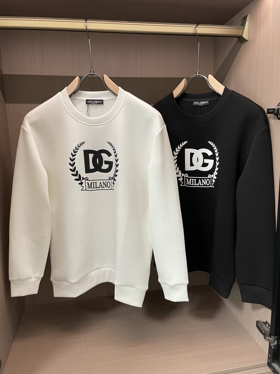 NO:566932,DG / New products for autumn and winter. Customized top-quality sweatshirt cotton. The fabric is particularly textured. It is a must-have item in winter and has good warmth retention. It can be worn by men and women. The details are in place. The version is awesome and the upper body effect is very good!  Versatile item!  5 sizes M~3XL,,hoodie,sweatshirts,alexander wang19860909DG /秋冬新品 定制顶级卫衣棉,面料特别有质感,冬季必备单品,保暖性好.男女通穿,细节到位,版型超赞,上身效果非常好！百搭单品！5尺码M~3XL,,hoodie,sweatshirts,alexander wang,Men's clothing