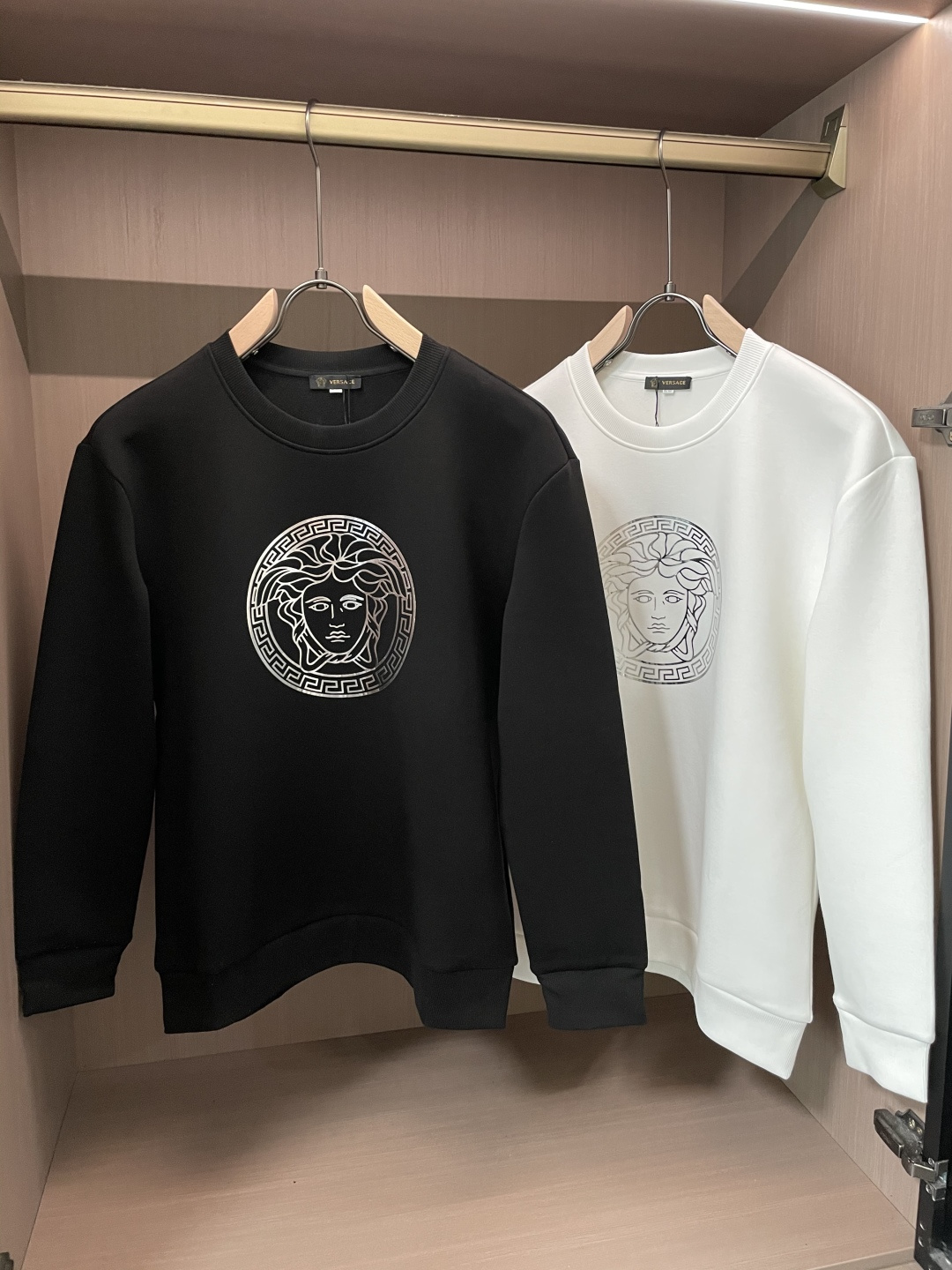 NO:566937,Versace/New products for autumn and winter. Customized top-quality sweatshirt cotton. The fabric is particularly textured. It is a must-have item in winter and has good warmth retention. It can be worn by men and women. The details are in place. The version is awesome and the upper body effect is very good!  A versatile item!  5 sizes M~3XL,,versace,hoodie,sweatshirts,alexander wang19860909范思哲 /秋冬新品 定制顶级卫衣棉,面料特别有质感,冬季必备单品,保暖性好.男女通穿,细节到位,版型超赞,上身效果非常好！百搭单品！5尺码M~3XL,,versace,hoodie,sweatshirts,alexander wang,Men's clothing