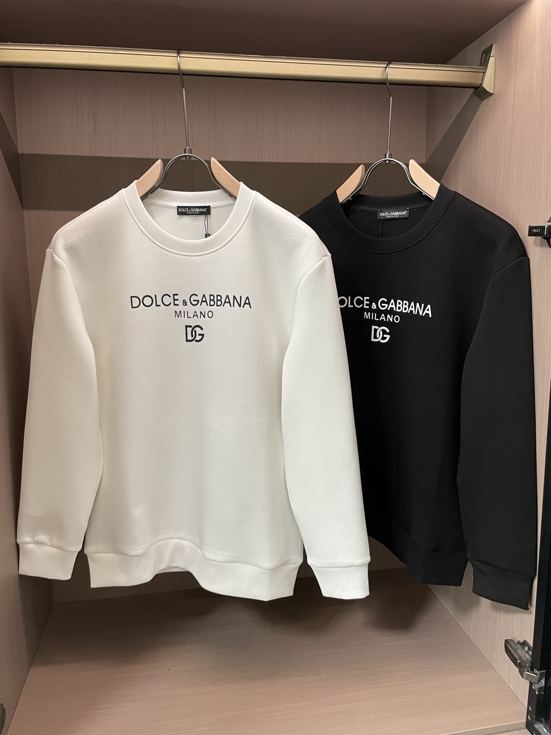 NO:566942,DG / New products for autumn and winter. Customized top-quality sweatshirt cotton. The fabric is particularly textured. It is a must-have item in winter and has good warmth retention. It can be worn by men and women. The details are in place. The version is awesome and the upper body effect is very good!  Versatile item!  5 sizes M~3XL,,hoodie,sweatshirts,alexander wang19860909DG /秋冬新品 定制顶级卫衣棉,面料特别有质感,冬季必备单品,保暖性好.男女通穿,细节到位,版型超赞,上身效果非常好！百搭单品！5尺码M~3XL,,hoodie,sweatshirts,alexander wang,Men's clothing