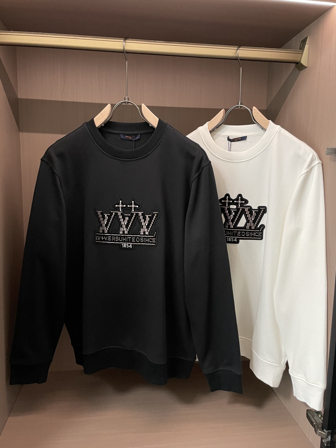 NO:566947,Lv / New products for autumn and winter. Customized top-quality sweatshirt cotton. The fabric is particularly textured. It is a must-have item in winter and has good warmth retention. It can be worn by men and women. The details are in place. The version is awesome and the upper body effect is very good!  A versatile item!  Size S-XL,,louis vuitton,hoodie,sweatshirts,alexander wang19860909Lv /秋冬新品 定制顶级卫衣棉,面料特别有质感,冬季必备单品,保暖性好.男女通穿,细节到位,版型超赞,上身效果非常好！百搭单品！尺码S-XL,,louis vuitton,hoodie,sweatshirts,alexander wang,Men's clothing