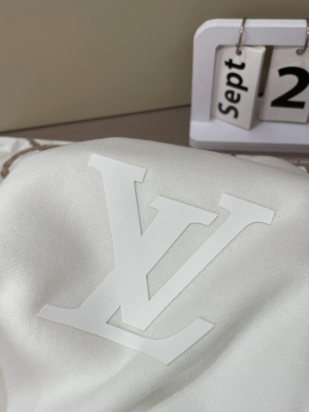 P115
Lv  /秋冬新品 
定制顶级卫衣棉，面料特别有质感，冬季必备单品，保暖性好。男女通穿，细节到位，版型超赞，上身效果非常好！百搭单品！🚀尺码S-XL






