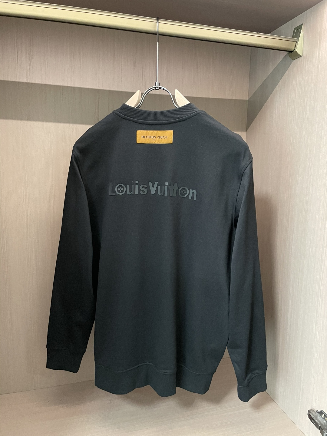 P115
Lv  /秋冬新品 
定制顶级卫衣棉，面料特别有质感，冬季必备单品，保暖性好。男女通穿，细节到位，版型超赞，上身效果非常好！百搭单品！🚀尺码S-XL






