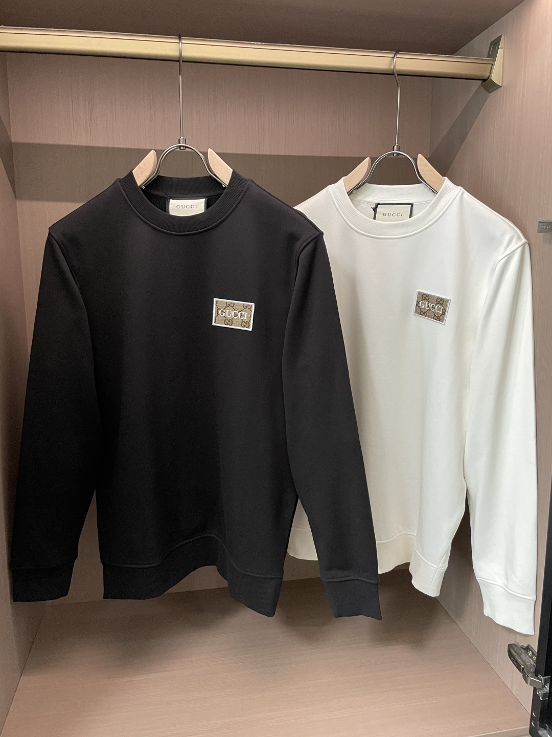 NO:567470,Gucc / 2025 new autumn and winter products. Customized top-quality sweatshirt cotton. The fabric is particularly textured. It is a must-have item in winter and has good warmth retention. It can be worn by men and women. The details are in place. The version is awesome and the upper body effect is very good!  A versatile item!  Size S-XL,,gucci,hoodie,sweatshirts,alexander wang19860909Gucc /2025秋冬新品 定制顶级卫衣棉,面料特别有质感,冬季必备单品,保暖性好.男女通穿,细节到位,版型超赞,上身效果非常好！百搭单品！尺码S-XL,,gucci,hoodie,sweatshirts,alexander wang,Men's clothing