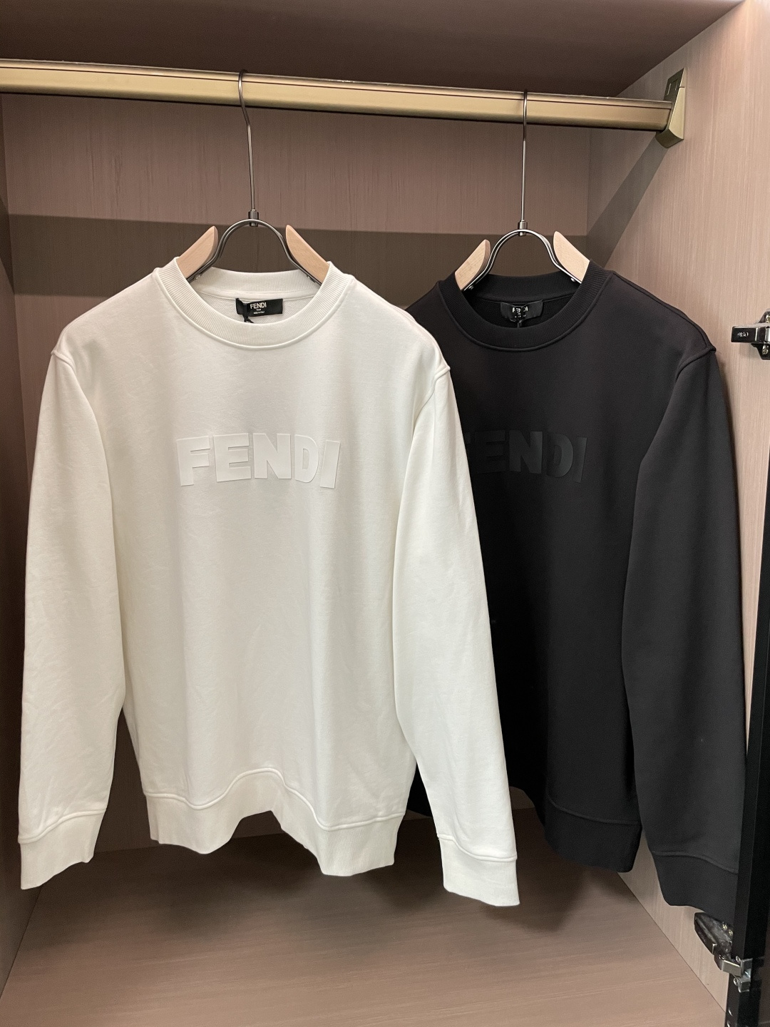 NO:566952,FD / New products for autumn and winter. Customized top-quality sweatshirt cotton. The fabric is particularly textured. It is a must-have item in winter and has good warmth retention. It can be worn by men and women. The details are in place. The shape is awesome and the upper body effect is very good!  A versatile item!  Size S-XL,,hoodie,sweatshirts,alexander wang19860909FD /秋冬新品 定制顶级卫衣棉,面料特别有质感,冬季必备单品,保暖性好.男女通穿,细节到位,版型超赞,上身效果非常好！百搭单品！尺码S-XL,,hoodie,sweatshirts,alexander wang,Men's clothing