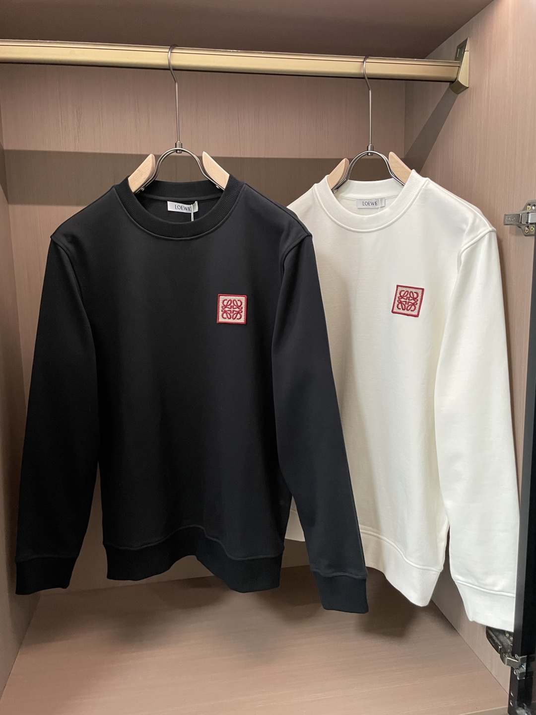 NO:566957,Loewe / New products for autumn and winter. Customized top-quality sweatshirt cotton. The fabric is particularly textured. It is a must-have item in winter and has good warmth retention. It can be worn by men and women. The details are in place. The version is awesome and the upper body effect is very good!  Versatile item!  Size S-XL,,loewe,hoodie,sweatshirts,alexander wang19860909Loewe /秋冬新品 定制顶级卫衣棉,面料特别有质感,冬季必备单品,保暖性好.男女通穿,细节到位,版型超赞,上身效果非常好！百搭单品！尺码S-XL,,loewe,hoodie,sweatshirts,alexander wang,Men's clothing