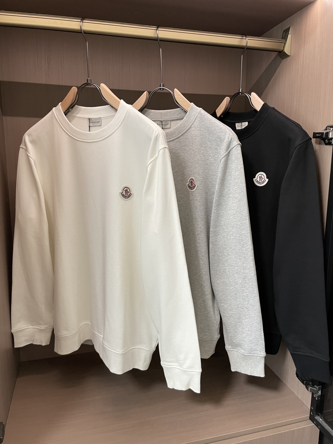 NO:566962,Meng Mouth / New Products for Autumn and Winter Customized top-quality sweatshirt cotton, the fabric is particularly textured, a must-have item in winter, and has good warmth retention. It can be worn by both men and women, the details are in place, the version is awesome, and the upper body effect is very good!  A versatile item!  Size S-XL,,Moncler,hoodie,sweatshirts,alexander wang19860909蒙口 /秋冬新品 定制顶级卫衣棉,面料特别有质感,冬季必备单品,保暖性好.男女通穿,细节到位,版型超赞,上身效果非常好！百搭单品！尺码S-XL,,Moncler,hoodie,sweatshirts,alexander wang,Men's clothing