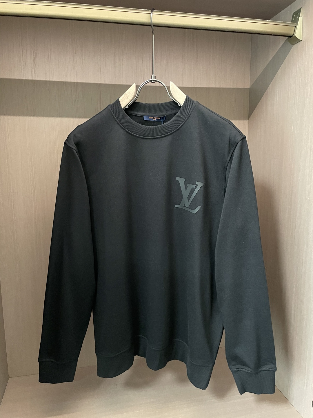 P115
Lv  /秋冬新品 
定制顶级卫衣棉，面料特别有质感，冬季必备单品，保暖性好。男女通穿，细节到位，版型超赞，上身效果非常好！百搭单品！🚀尺码S-XL






