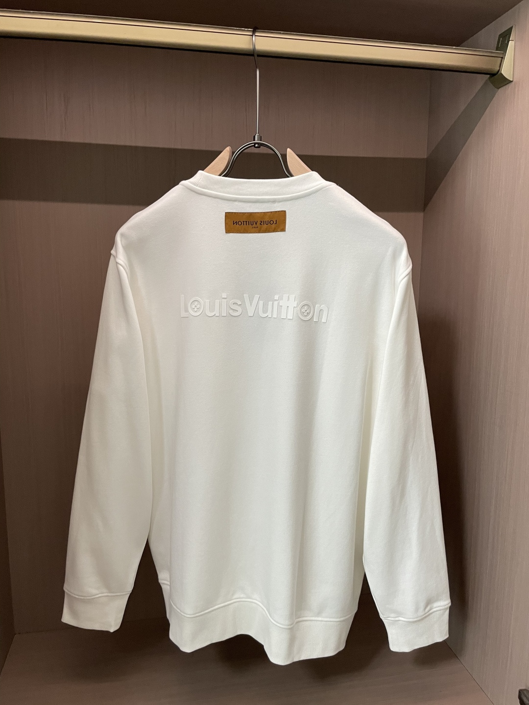 P115
Lv  /秋冬新品 
定制顶级卫衣棉，面料特别有质感，冬季必备单品，保暖性好。男女通穿，细节到位，版型超赞，上身效果非常好！百搭单品！🚀尺码S-XL






