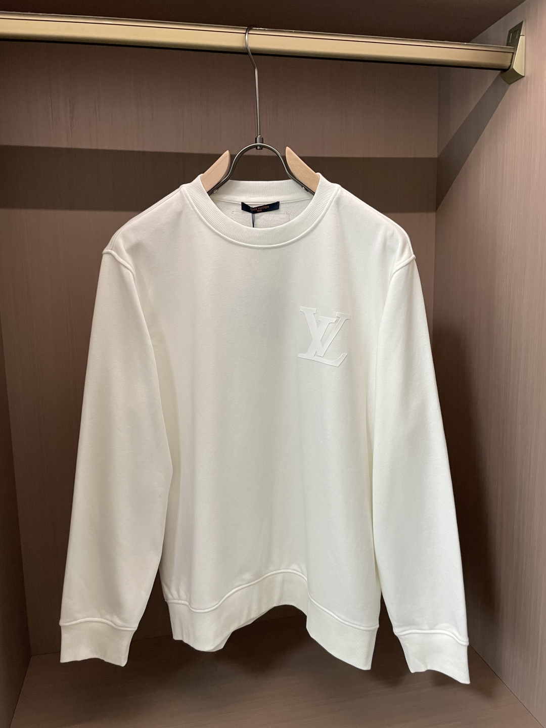 P115
Lv  /秋冬新品 
定制顶级卫衣棉，面料特别有质感，冬季必备单品，保暖性好。男女通穿，细节到位，版型超赞，上身效果非常好！百搭单品！🚀尺码S-XL






