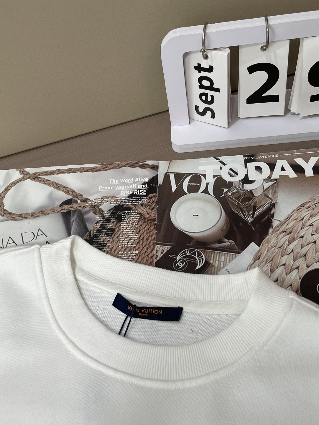 P115
Lv  /秋冬新品 
定制顶级卫衣棉，面料特别有质感，冬季必备单品，保暖性好。男女通穿，细节到位，版型超赞，上身效果非常好！百搭单品！🚀尺码S-XL






