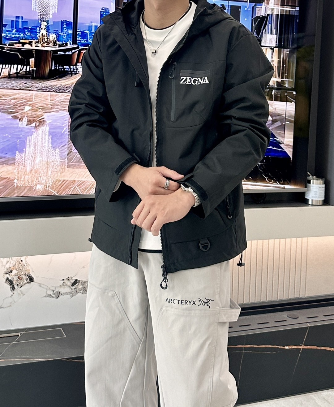 NO:566928,Ermenegildo Zegna Level 1 Outdoor Jacket focuses on the integration of professional and daily functionality. It can be called a hexagonal warrior in the outdoor world. It is extremely strong and resistant!  The hooded silhouette may seem basic, but it’s actually a long-term jacket that meets the needs of multiple occasions!  Serious OEM, powerful supply, reputation quality, original customer supply 2L level 1 outdoor waterproof and windproof fabric double-layer composite structure is more complete!  The outer layer of waterproof film protects the material very well, resists wind and rain in daily life, and can cope with the changing weather of the seasons. The functional tailoring covers outdoor or commuting, low-key dressing, and practical work. College students who are new to the outdoor circle, and civil servants commuting can choose this!  In addition, mix and match to create a casual and casual ootd, which can easily get rid of boredom. Jackets do not have to be worn strictly!  There are currently 1900+ soft girl coins on sale officially!  Polyester fiber outdoor waterproof jacket fabric, 2L level 1 high-density woven material!  The texture is moderately soft and hard, with a fine matte texture. It is low-key and highlights the texture. The key point is that it is lightweight and does not weigh down the body!  It maintains the silhouette of the garment without the burden of dressing, making it comfortable all day long. It adopts the bionic lotus leaf principle to be hydrophobic, light and flexible, has a smooth outer layer, is windproof and waterproof, does not get wet when splashed with water, and is not afraid of wind and rain!  Definitely enough for urban outdoor use!  The inner layer is fixed with silky lining, and the bottom edge adopts a mesh breathable structure, which greatly improves the comfort!  Wearing it when hiking outdoors will not be as uncomfortable as being locked in a steam room all the time!  The whole body seams are taped. The inner taped strips are flat and tightly fitted to prevent wind and rain, effectively resisting the outdoor rain environment. From the outer seams, neat traces of taping can be clearly seen, including zipper pockets and chest logos, all of which are taped!  The cutting of clothes itself is complicated, and the gluing is extremely labor-intensive and time-consuming. The labor cost alone is very high!  The hooded version has a loose patchwork structure, and the length reaches the mid-hip position, making it neat and tidy!  The entire pattern is very simple and elegant!  It has a straight shoulder structure, and the sleeve length can cover the back of the hand. At the same time, the 3D curved armholes and overall tailoring meet the required movement space during exercise, improve the flexibility of wearing, and have enough looseness while being stylish and not baggy!  Three-dimensional hood + rubber brim, the hat shape is very spacious, and the front and rear elastic drawstrings are adjustable!  Invisible zipper pocket on the chest side, there is a zipper pocket inside, which is functional and practical!  The metal grove logo on the chest is embedded with embellishments. The placket and pocket zippers are all provided by YKK with the grove logo. They are clear and three-dimensional, and the accessories are easy to pull without getting stuck!  The curved Velcro fasteners on the cuffs are adjustable for tightness, and the drawstrings on both sides of the hem can be tightened to prevent wind!   SizeM, L,19860909杰尼亚 1级户外冲锋衣  主打专业与日常融合的功能性,堪称是户外界的六边形战士,实力超抗打！廓形连帽的版型看似基础,其实是一件满足多场合穿搭需求的长期主义外套！正经代工实力货源,口碑品质 原版客供2L 1级户外防水防风面料双层复合结构更完整！外层防水薄膜很好地保护材质,日常抗风雨,应对换季多变天气,功能剪裁涵盖户外or通勤 低调穿衣 踏实做事,初入户外圈的小白大学生,公务员通勤都可以选择这款！除此之外混搭叠穿出散漫随性的ootd,轻轻松松摆脱沉闷,冲锋衣也不一定非要老老实实穿！目前官方在售1900+软妹币！ 聚酯纤维的户外防水冲锋衣面料,2L 1级高密度梭织材质！质地软硬适中,细腻哑光织面,低调又凸显质感,重点自重轻盈轻不压身！保持衣身廓形感的同时并不会有穿衣负担,一整天下来都很舒服. 采用仿生荷叶原理疏水,轻盈柔韧,外层触感滑爽,挡风防水,泼水不湿,风雨不惧！城市户外范围内绝对够用！ 内层固定丝滑内衬,底边位置采用网格透气结构,舒适性大大提高！户外登山徒步穿它,也不会像时刻关在汗蒸房里一样难受！ 通身接缝处压胶工艺内侧压胶条平实且严丝合缝,严防风雨侵袭,有效抵御户外雨水环境从外缝线可以清晰看到工整的压胶痕迹,包括拉链口袋以及胸前徽标,都有压胶工艺！ 本身衣服剪裁就复杂,压胶格外费工费时,光人工费成本就非常高昂！ 宽松拼裁结构的连帽版型,衣长到臀中位置,利落不拖沓！整个版型剪裁非常简洁大方！正肩结构,袖长可盖住手背,同时3D弧形的袖笼以及整体的剪裁,满足运动时所需的活动空间,提高穿着灵活度,松量有余的同时合身有型不松垮！ 立体风帽+压胶帽檐,帽型空间非常宽裕,前后弹力抽绳可调节！ 胸侧隐形拉链口袋,拉开内里还有一处拉链口袋,功能实用！ 胸前金属小树林徽标内嵌点缀,门襟与口袋拉链全部为客供YKK带小树林徽标,清晰立体,辅料易拉不卡顿！ 袖口弧形魔术贴粘扣可调松紧,下摆两侧抽绳可收紧防风！  SizeM、L、XL、2XL、3XL 从早秋穿至来年开春都可以十月一打算出去旅游徒步的正好可以穿上了,平时喜欢和朋友/露营/钓鱼/登山的,这件必备,,zegna,jackets & coats,hats,alexander wang,Men's clothing