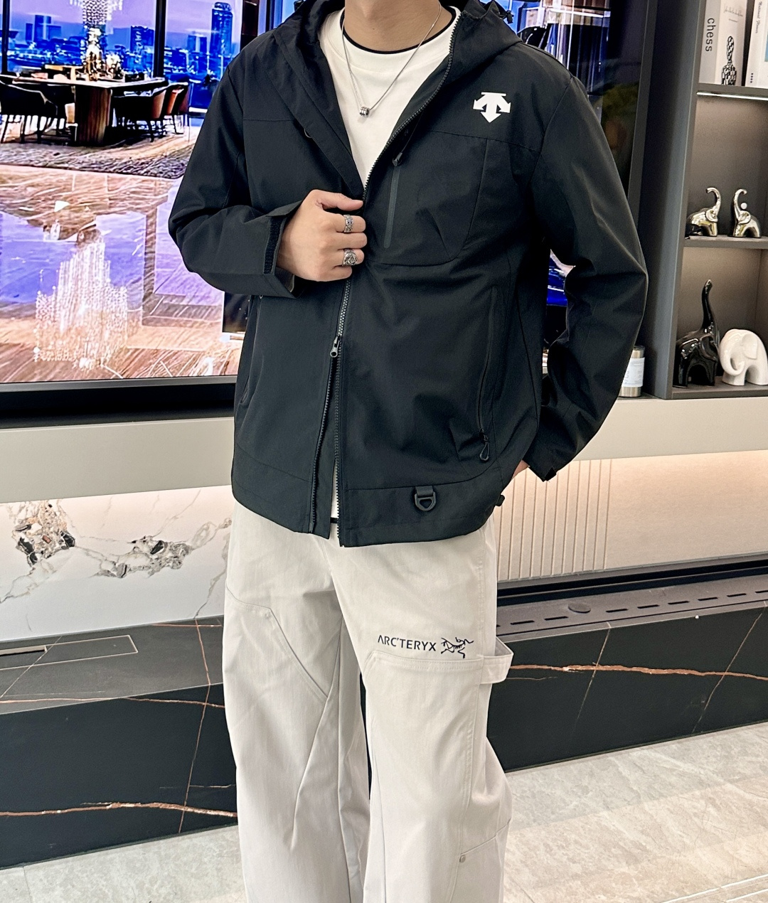 NO:566933,Descente Level 1 Outdoor Jacket focuses on the integration of professional and daily functionality. It can be called a hexagonal warrior in the outdoor world. It is extremely strong and resistant!  The hooded silhouette may seem basic, but it’s actually a long-term jacket that meets the needs of multiple occasions!  Serious OEM, powerful supply, reputation quality, original customer supply 2L level 1 outdoor waterproof and windproof fabric double-layer composite structure is more complete!  The outer layer of waterproof film protects the material very well, resists wind and rain in daily life, and can cope with the changing weather of the seasons. The functional tailoring covers outdoor or commuting, low-key dressing, and practical work. College students who are new to the outdoor circle, and civil servants commuting can choose this!  In addition, mix and match to create a casual and casual ootd, which can easily get rid of boredom. Jackets do not have to be worn strictly!  There are currently 1900+ soft girl coins on sale officially!  Polyester fiber outdoor waterproof jacket fabric, 2L level 1 high-density woven material!  The texture is moderately soft and hard, with a fine matte texture. It is low-key and highlights the texture. The key point is that it is lightweight and does not weigh down the body!  It maintains the silhouette of the garment without the burden of dressing, making it comfortable all day long. It adopts the bionic lotus leaf principle to be hydrophobic, light and flexible, has a smooth outer layer, is windproof and waterproof, does not get wet when splashed with water, and is not afraid of wind and rain!  Definitely enough for urban outdoor use!  The inner layer is fixed with silky lining, and the bottom edge adopts a mesh breathable structure, which greatly improves the comfort!  Wearing it when hiking outdoors will not be as uncomfortable as being locked in a steam room all the time!  The whole body seams are taped. The inner taped strips are flat and tightly fitted to prevent wind and rain, effectively resisting the outdoor rain environment. From the outer seams, neat traces of taping can be clearly seen, including zipper pockets and chest logos, all of which are taped!  The cutting of clothes itself is complicated, and the gluing is extremely labor-intensive and time-consuming. The labor cost alone is very high!  The hooded version has a loose patchwork structure, and the length reaches the mid-hip position, making it neat and tidy!  The entire pattern is very simple and elegant!  It has a straight shoulder structure, and the sleeve length can cover the back of the hand. At the same time, the 3D curved armholes and overall tailoring meet the required movement space during exercise, improve the flexibility of wearing, and have enough looseness while being stylish and not baggy!  Three-dimensional hood + rubber brim, the hat shape is very spacious, and the front and rear elastic drawstrings are adjustable!  Invisible zipper pocket on the chest side, there is a zipper pocket inside, which is functional and practical!  The metal grove logo on the chest is embedded with embellishments. The placket and pocket zippers are all provided by YKK with the grove logo. They are clear and three-dimensional, and the accessories are easy to pull without getting stuck!  The curved Velcro fasteners on the cuffs are adjustable for tightness, and the drawstrings on both sides of the hem can be tightened to prevent wind!   SizeM, L,19860909迪桑特 1级户外冲锋衣  主打专业与日常融合的功能性,堪称是户外界的六边形战士,实力超抗打！廓形连帽的版型看似基础,其实是一件满足多场合穿搭需求的长期主义外套！正经代工实力货源,口碑品质 原版客供2L 1级户外防水防风面料双层复合结构更完整！外层防水薄膜很好地保护材质,日常抗风雨,应对换季多变天气,功能剪裁涵盖户外or通勤 低调穿衣 踏实做事,初入户外圈的小白大学生,公务员通勤都可以选择这款！除此之外混搭叠穿出散漫随性的ootd,轻轻松松摆脱沉闷,冲锋衣也不一定非要老老实实穿！目前官方在售1900+软妹币！ 聚酯纤维的户外防水冲锋衣面料,2L 1级高密度梭织材质！质地软硬适中,细腻哑光织面,低调又凸显质感,重点自重轻盈轻不压身！保持衣身廓形感的同时并不会有穿衣负担,一整天下来都很舒服. 采用仿生荷叶原理疏水,轻盈柔韧,外层触感滑爽,挡风防水,泼水不湿,风雨不惧！城市户外范围内绝对够用！ 内层固定丝滑内衬,底边位置采用网格透气结构,舒适性大大提高！户外登山徒步穿它,也不会像时刻关在汗蒸房里一样难受！ 通身接缝处压胶工艺内侧压胶条平实且严丝合缝,严防风雨侵袭,有效抵御户外雨水环境从外缝线可以清晰看到工整的压胶痕迹,包括拉链口袋以及胸前徽标,都有压胶工艺！ 本身衣服剪裁就复杂,压胶格外费工费时,光人工费成本就非常高昂！ 宽松拼裁结构的连帽版型,衣长到臀中位置,利落不拖沓！整个版型剪裁非常简洁大方！正肩结构,袖长可盖住手背,同时3D弧形的袖笼以及整体的剪裁,满足运动时所需的活动空间,提高穿着灵活度,松量有余的同时合身有型不松垮！ 立体风帽+压胶帽檐,帽型空间非常宽裕,前后弹力抽绳可调节！ 胸侧隐形拉链口袋,拉开内里还有一处拉链口袋,功能实用！ 胸前金属小树林徽标内嵌点缀,门襟与口袋拉链全部为客供YKK带小树林徽标,清晰立体,辅料易拉不卡顿！ 袖口弧形魔术贴粘扣可调松紧,下摆两侧抽绳可收紧防风！  SizeM、L、XL、2XL、3XL 从早秋穿至来年开春都可以十月一打算出去旅游徒步的正好可以穿上了,平时喜欢和朋友/露营/钓鱼/登山的,这件必备,,jackets & coats,hats,alexander wang,Men's clothing