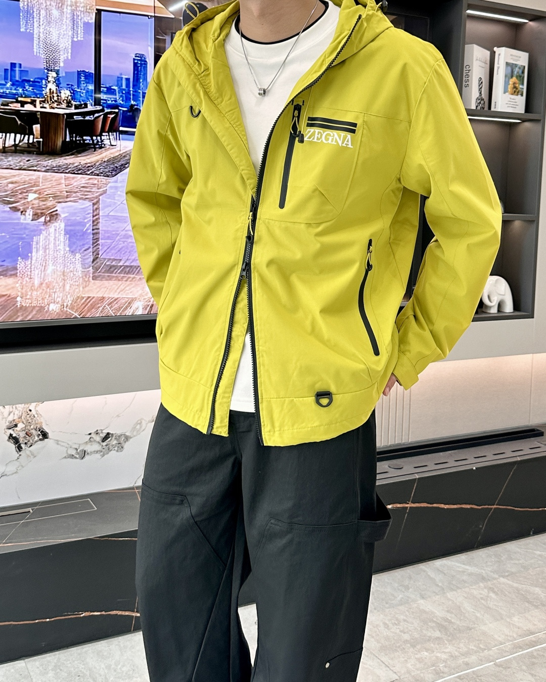 NO:566938,Ermenegildo Zegna Level 1 Outdoor Jacket focuses on the integration of professional and daily functionality. It can be called a hexagonal warrior in the outdoor world. It is extremely strong and resistant!  The hooded silhouette may seem basic, but it’s actually a long-term jacket that meets the needs of multiple occasions!  Serious OEM, powerful supply, reputation quality, original customer supply 2L level 1 outdoor waterproof and windproof fabric double-layer composite structure is more complete!  The outer layer of waterproof film protects the material very well, resists wind and rain in daily life, and can cope with the changing weather of the seasons. The functional tailoring covers outdoor or commuting, low-key dressing, and practical work. College students who are new to the outdoor circle, and civil servants commuting can choose this!  In addition, mix and match to create a casual and casual ootd, which can easily get rid of boredom. Jackets do not have to be worn strictly!  There are currently 1900+ soft girl coins on sale officially!  Polyester fiber outdoor waterproof jacket fabric, 2L level 1 high-density woven material!  The texture is moderately soft and hard, with a fine matte texture. It is low-key and highlights the texture. The key point is that it is lightweight and does not weigh down the body!  It maintains the silhouette of the garment without the burden of dressing, making it comfortable all day long. It adopts the bionic lotus leaf principle to be hydrophobic, light and flexible, has a smooth outer layer, is windproof and waterproof, does not get wet when splashed with water, and is not afraid of wind and rain!  Definitely enough for urban outdoor use!  The inner layer is fixed with silky lining, and the bottom edge adopts a mesh breathable structure, which greatly improves the comfort!  Wearing it when hiking outdoors will not be as uncomfortable as being locked in a steam room all the time!  The whole body seams are taped. The inner taped strips are flat and tightly fitted to prevent wind and rain, effectively resisting the outdoor rain environment. From the outer seams, neat traces of taping can be clearly seen, including zipper pockets and chest logos, all of which are taped!  The cutting of clothes itself is complicated, and the gluing is extremely labor-intensive and time-consuming. The labor cost alone is very high!  The hooded version has a loose patchwork structure, and the length reaches the mid-hip position, making it neat and tidy!  The entire pattern is very simple and elegant!  It has a straight shoulder structure, and the sleeve length can cover the back of the hand. At the same time, the 3D curved armholes and overall tailoring meet the required movement space during exercise, improve the flexibility of wearing, and have enough looseness while being stylish and not baggy!  Three-dimensional hood + rubber brim, the hat shape is very spacious, and the front and rear elastic drawstrings are adjustable!  Invisible zipper pocket on the chest side, there is a zipper pocket inside, which is functional and practical!  The metal grove logo on the chest is embedded with embellishments. The placket and pocket zippers are all provided by YKK with the grove logo. They are clear and three-dimensional, and the accessories are easy to pull without getting stuck!  The curved Velcro fasteners on the cuffs are adjustable for tightness, and the drawstrings on both sides of the hem can be tightened to prevent wind!   SizeM, L,19860909杰尼亚 1级户外冲锋衣  主打专业与日常融合的功能性,堪称是户外界的六边形战士,实力超抗打！廓形连帽的版型看似基础,其实是一件满足多场合穿搭需求的长期主义外套！正经代工实力货源,口碑品质 原版客供2L 1级户外防水防风面料双层复合结构更完整！外层防水薄膜很好地保护材质,日常抗风雨,应对换季多变天气,功能剪裁涵盖户外or通勤 低调穿衣 踏实做事,初入户外圈的小白大学生,公务员通勤都可以选择这款！除此之外混搭叠穿出散漫随性的ootd,轻轻松松摆脱沉闷,冲锋衣也不一定非要老老实实穿！目前官方在售1900+软妹币！ 聚酯纤维的户外防水冲锋衣面料,2L 1级高密度梭织材质！质地软硬适中,细腻哑光织面,低调又凸显质感,重点自重轻盈轻不压身！保持衣身廓形感的同时并不会有穿衣负担,一整天下来都很舒服. 采用仿生荷叶原理疏水,轻盈柔韧,外层触感滑爽,挡风防水,泼水不湿,风雨不惧！城市户外范围内绝对够用！ 内层固定丝滑内衬,底边位置采用网格透气结构,舒适性大大提高！户外登山徒步穿它,也不会像时刻关在汗蒸房里一样难受！ 通身接缝处压胶工艺内侧压胶条平实且严丝合缝,严防风雨侵袭,有效抵御户外雨水环境从外缝线可以清晰看到工整的压胶痕迹,包括拉链口袋以及胸前徽标,都有压胶工艺！ 本身衣服剪裁就复杂,压胶格外费工费时,光人工费成本就非常高昂！ 宽松拼裁结构的连帽版型,衣长到臀中位置,利落不拖沓！整个版型剪裁非常简洁大方！正肩结构,袖长可盖住手背,同时3D弧形的袖笼以及整体的剪裁,满足运动时所需的活动空间,提高穿着灵活度,松量有余的同时合身有型不松垮！ 立体风帽+压胶帽檐,帽型空间非常宽裕,前后弹力抽绳可调节！ 胸侧隐形拉链口袋,拉开内里还有一处拉链口袋,功能实用！ 胸前金属小树林徽标内嵌点缀,门襟与口袋拉链全部为客供YKK带小树林徽标,清晰立体,辅料易拉不卡顿！ 袖口弧形魔术贴粘扣可调松紧,下摆两侧抽绳可收紧防风！  SizeM、L、XL、2XL、3XL 从早秋穿至来年开春都可以十月一打算出去旅游徒步的正好可以穿上了,平时喜欢和朋友/露营/钓鱼/登山的,这件必备,,zegna,jackets & coats,hats,alexander wang,Men's clothing