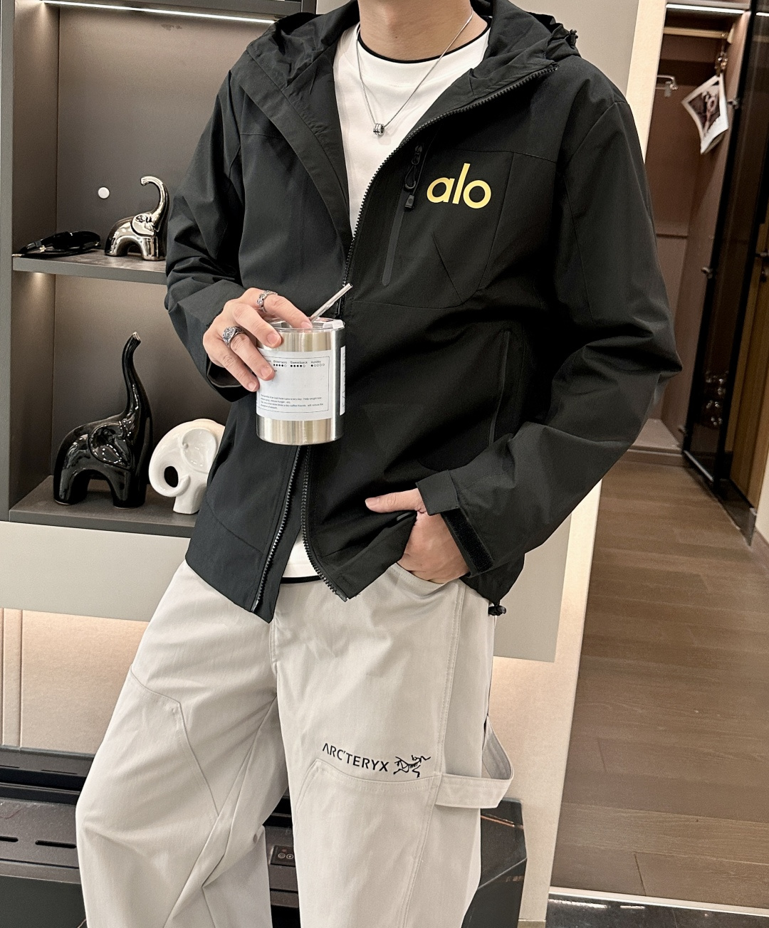 NO:566943,The alo level 1 outdoor jacket focuses on the integration of professional and daily functionality. It can be called a hexagonal warrior in the outdoor world, with super strength and resistance to fighting!  The hooded silhouette may seem basic, but it’s actually a long-term jacket that meets the needs of multiple occasions!  Serious OEM, powerful supply, reputation quality, original customer supply 2L level 1 outdoor waterproof and windproof fabric double-layer composite structure is more complete!  The outer layer of waterproof film protects the material very well, resists wind and rain in daily life, and can cope with the changing weather of the seasons. The functional tailoring covers outdoor or commuting, low-key dressing, and practical work. College students who are new to the outdoor circle, and civil servants commuting can choose this!  In addition, mix and match to create a casual and casual ootd, which can easily get rid of boredom. Jackets do not have to be worn strictly!  There are currently 1900+ soft girl coins on sale officially!  Polyester fiber outdoor waterproof jacket fabric, 2L level 1 high-density woven material!  The texture is moderately soft and hard, with a fine matte texture. It is low-key and highlights the texture. The key point is that it is lightweight and does not weigh down the body!  It maintains the silhouette of the garment without the burden of dressing, making it comfortable all day long. It adopts the bionic lotus leaf principle to be hydrophobic, light and flexible, has a smooth outer layer, is windproof and waterproof, does not get wet when splashed with water, and is not afraid of wind and rain!  Definitely enough for urban outdoor use!  The inner layer is fixed with silky lining, and the bottom edge adopts a mesh breathable structure, which greatly improves the comfort!  Wearing it when hiking outdoors will not be as uncomfortable as being locked in a steam room all the time!  The whole body seams are taped. The inner taped strips are flat and tightly fitted to prevent wind and rain, effectively resisting the outdoor rain environment. From the outer seams, neat traces of taping can be clearly seen, including zipper pockets and chest logos, all of which are taped!  The cutting of clothes itself is complicated, and the gluing is extremely labor-intensive and time-consuming. The labor cost alone is very high!  The hooded version has a loose patchwork structure, and the length reaches the mid-hip position, making it neat and tidy!  The entire pattern is very simple and elegant!  It has a straight shoulder structure, and the sleeve length can cover the back of the hand. At the same time, the 3D curved armholes and overall tailoring meet the required movement space during exercise, improve the flexibility of wearing, and have enough looseness while being stylish and not baggy!  Three-dimensional hood + rubber brim, the hat shape is very spacious, and the front and rear elastic drawstrings are adjustable!  Invisible zipper pocket on the chest side, there is a zipper pocket inside, which is functional and practical!  The metal grove logo on the chest is embedded with embellishments. The placket and pocket zippers are all provided by YKK with the grove logo. They are clear and three-dimensional, and the accessories are easy to pull without getting stuck!  The curved Velcro fasteners on the cuffs are adjustable for tightness, and the drawstrings on both sides of the hem can be tightened to prevent wind!   SizeM, L,19860909alo 1级户外冲锋衣  主打专业与日常融合的功能性,堪称是户外界的六边形战士,实力超抗打！廓形连帽的版型看似基础,其实是一件满足多场合穿搭需求的长期主义外套！正经代工实力货源,口碑品质 原版客供2L 1级户外防水防风面料双层复合结构更完整！外层防水薄膜很好地保护材质,日常抗风雨,应对换季多变天气,功能剪裁涵盖户外or通勤 低调穿衣 踏实做事,初入户外圈的小白大学生,公务员通勤都可以选择这款！除此之外混搭叠穿出散漫随性的ootd,轻轻松松摆脱沉闷,冲锋衣也不一定非要老老实实穿！目前官方在售1900+软妹币！ 聚酯纤维的户外防水冲锋衣面料,2L 1级高密度梭织材质！质地软硬适中,细腻哑光织面,低调又凸显质感,重点自重轻盈轻不压身！保持衣身廓形感的同时并不会有穿衣负担,一整天下来都很舒服. 采用仿生荷叶原理疏水,轻盈柔韧,外层触感滑爽,挡风防水,泼水不湿,风雨不惧！城市户外范围内绝对够用！ 内层固定丝滑内衬,底边位置采用网格透气结构,舒适性大大提高！户外登山徒步穿它,也不会像时刻关在汗蒸房里一样难受！ 通身接缝处压胶工艺内侧压胶条平实且严丝合缝,严防风雨侵袭,有效抵御户外雨水环境从外缝线可以清晰看到工整的压胶痕迹,包括拉链口袋以及胸前徽标,都有压胶工艺！ 本身衣服剪裁就复杂,压胶格外费工费时,光人工费成本就非常高昂！ 宽松拼裁结构的连帽版型,衣长到臀中位置,利落不拖沓！整个版型剪裁非常简洁大方！正肩结构,袖长可盖住手背,同时3D弧形的袖笼以及整体的剪裁,满足运动时所需的活动空间,提高穿着灵活度,松量有余的同时合身有型不松垮！ 立体风帽+压胶帽檐,帽型空间非常宽裕,前后弹力抽绳可调节！ 胸侧隐形拉链口袋,拉开内里还有一处拉链口袋,功能实用！ 胸前金属小树林徽标内嵌点缀,门襟与口袋拉链全部为客供YKK带小树林徽标,清晰立体,辅料易拉不卡顿！ 袖口弧形魔术贴粘扣可调松紧,下摆两侧抽绳可收紧防风！  SizeM、L、XL、2XL、3XL 从早秋穿至来年开春都可以十月一打算出去旅游徒步的正好可以穿上了,平时喜欢和朋友/露营/钓鱼/登山的,这件必备,,jackets & coats,hats,alexander wang,Men's clothing