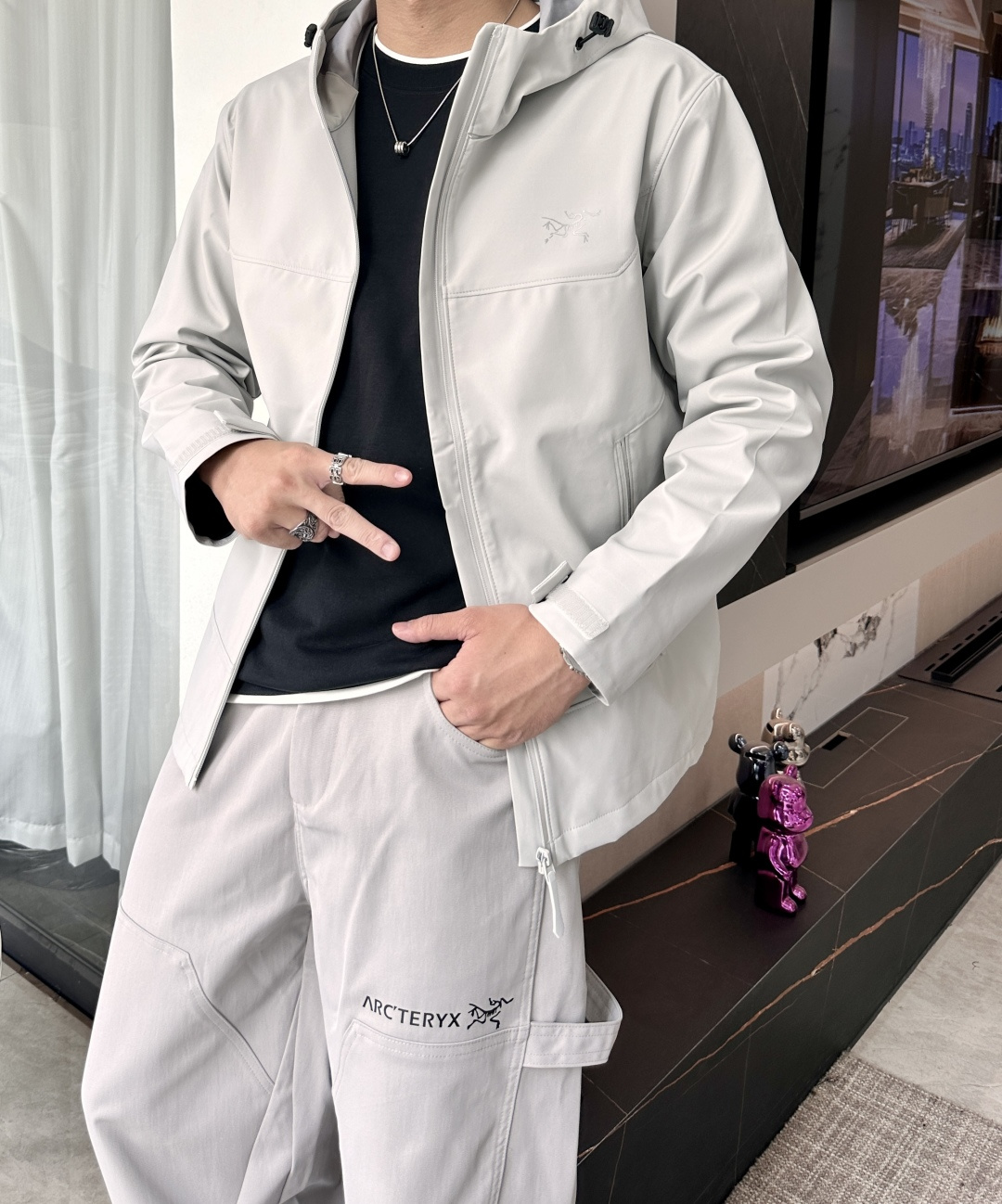 NO:568883,- Niaojia KADIN Windproof Men's Soft Shell Jacket The most comfortable jacket among soft shells!  More suitable for daily use, going to work, daily exercise, and traveling around. It is a jacket with a bit of business casual feel. The focus is on being suitable for all seasons. This is why kadin has always been unbeaten. It is extremely cost-effective. The so-called teenagers who don’t know how good kadin is mistake beta for treasure. It is a style with the highest matching rate in daily photos. A soft shell jacket that combines comfort and outdoor. All functions: windproof, water repellent GORE-TEX  INFINIUMT fabric has four-way mechanical elasticity and excellent breathability. The underarm openings help air flow, thereby improving breathability, softness and comfort. ·Joined tailoring for free movement. ·Velcro cuff closure can cover the sleeves. ·Two zippered pockets that can be stored in their own pockets. ·Full-length Vislon main zipper. ·Fabric is made of PFC-free (perfluorocarbon)   DWR treatment. Adjustable hem cord to prevent cold wind from entering. Single pull tab hood drawstring adjustment strap, simple hood. Size m-xxxl,,jil sander,jackets & coats,jackets & coats,hats,alexander wang19860909- 鸟家KADIN 防风 男子 软壳夹克 软壳里最舒服的一款夹克 ！更适合日常 出门上班 日常锻炼 周边旅行的一款 有点商务休闲感的外套 重点是适合四季 这也是为什么 kadin 一直不败 性价比极高 所谓少年不知 kadin 好 错把 beta 当成宝 是一款日常出镜率 搭配率最高的款式 集舒服和户外一体的软壳夹克 全部性能 ·防风,防泼水 GORE-TEX INFINIUMT面料具有四向机械弹性,并且透气性出色,腋下开口有助于空气流动,从而提升透气性,柔软、舒适 ·拼接剪裁,活动自如 ·Velcro袖口封口可包住袖子 ·两个拉链口袋,可收纳到自身口袋 ·全长Vislon主拉链 ·面布采用不含PFC(全氟碳化合物)的 DWR 处理 .可调下摆绳防止冷风进入 ·单拉片帽子抽绳调节带,简洁的帽兜 尺码m-xxxl,,jil sander,jackets & coats,jackets & coats,hats,alexander wang,Men's clothing