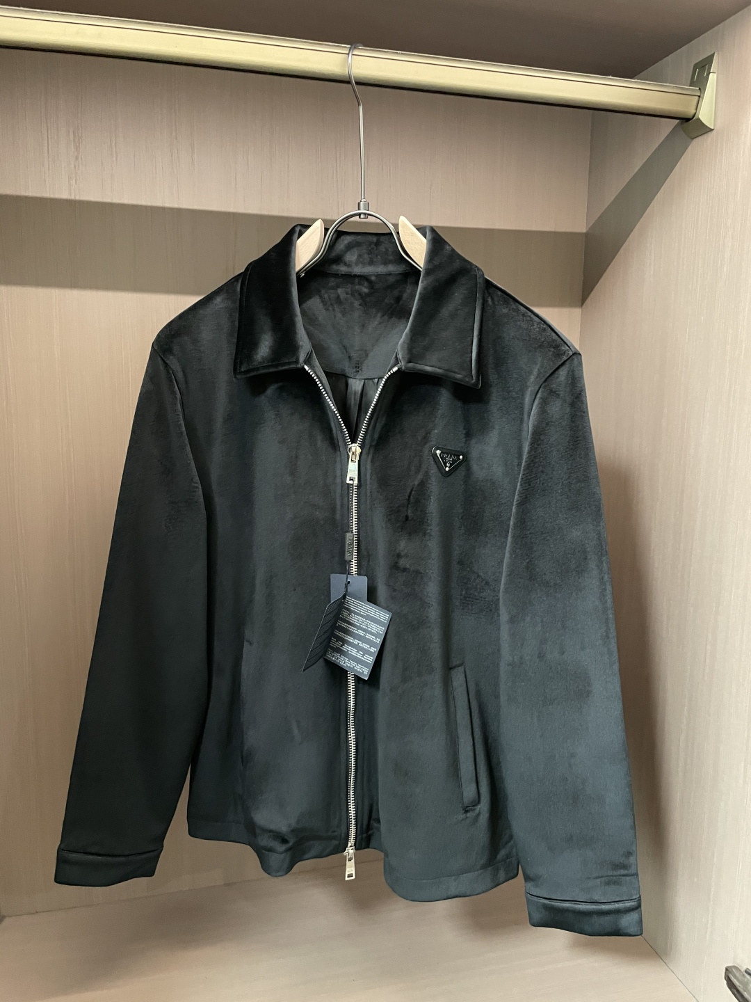 NO:568888,Prada 2025 autumn and winter regenerated nylon velvet jacket core design concept  The black velvet jacket launched this season is the culmination of Prada's sustainable fashion concept. It uses the brand's iconic Re-Nylon recycled nylon fabric, which converts ocean plastic waste into a smooth velvet texture through a chemical depolymerization process. This innovative material not only retains the luxurious luster of traditional velvet, but also gives the product the environmentally friendly attribute of 'infinite regeneration', which perfectly interprets Prada's dual design philosophy of 'innovation spirit and responsible action'. Breakthrough in material technology   The regenerated nylon revolutionary fabric is woven from ECONYL yarn. Every 10,000 tons of this yarn produced can save 70,000 barrels of crude oil and reduce 65% of carbon dioxide emissions. After 12 purification processes, the plastic particles visible under the microscope present a drape and gloss comparable to silk.  The technological matte treatment adopts Korea's patented matte coating technology, which is baked at 110°C to form a nano-level protective film, which not only retains the soft touch of velvet, but also solves the problem of traditional velvet's tendency to stick to hair. The classic enamel triangle logo has been redesigned, with a circular arrow symbol engraved inside to symbolize the environmental concept of recycling, forming a subtle visual dialogue with the matte black body. Sizes m-xxxl,, prada, jackets & coats, real silk, alexander wang19860909Prada 2025秋冬再生尼龙天鹅绒夹克 核心设计理念 本季推出的黑色天鹅绒夹克是Prada可持续时尚理念的集大成之作,采用品牌标志性的Re-Nylon再生尼龙面料,通过化学解聚工艺将海洋塑料废弃物转化为触感柔滑的丝绒质感.这种创新材质既保留了传统天鹅绒的奢华光泽,又赋予产品'无限再生'的环保属性,完美诠释了Prada'创新精神与责任行动'的二元设计哲学. 材质工艺突破 再生尼龙革命面料由ECONYL纱线编织而成,每生产10,000吨该纱线可节省70,000桶原油,同时减少65的二氧化碳排放.显微镜下可见的塑料微粒经12道提纯工序后,呈现出媲美真丝的垂坠感与光泽度 科技哑光处理采用韩国专利哑光涂层技术,通过110℃低温烘焙形成纳米级保护膜,既保留天鹅绒的柔软触感,又解决了传统丝绒易粘毛的问题 三角标进化经典珐琅三角形徽标经过重新设计,内部镌刻环形箭头符号,象征循环再生的环保理念,与衣身哑光黑形成微妙的视觉对话 尺码m-xxxl,,prada,jackets & coats,real silk,alexander wang,Men's clothing