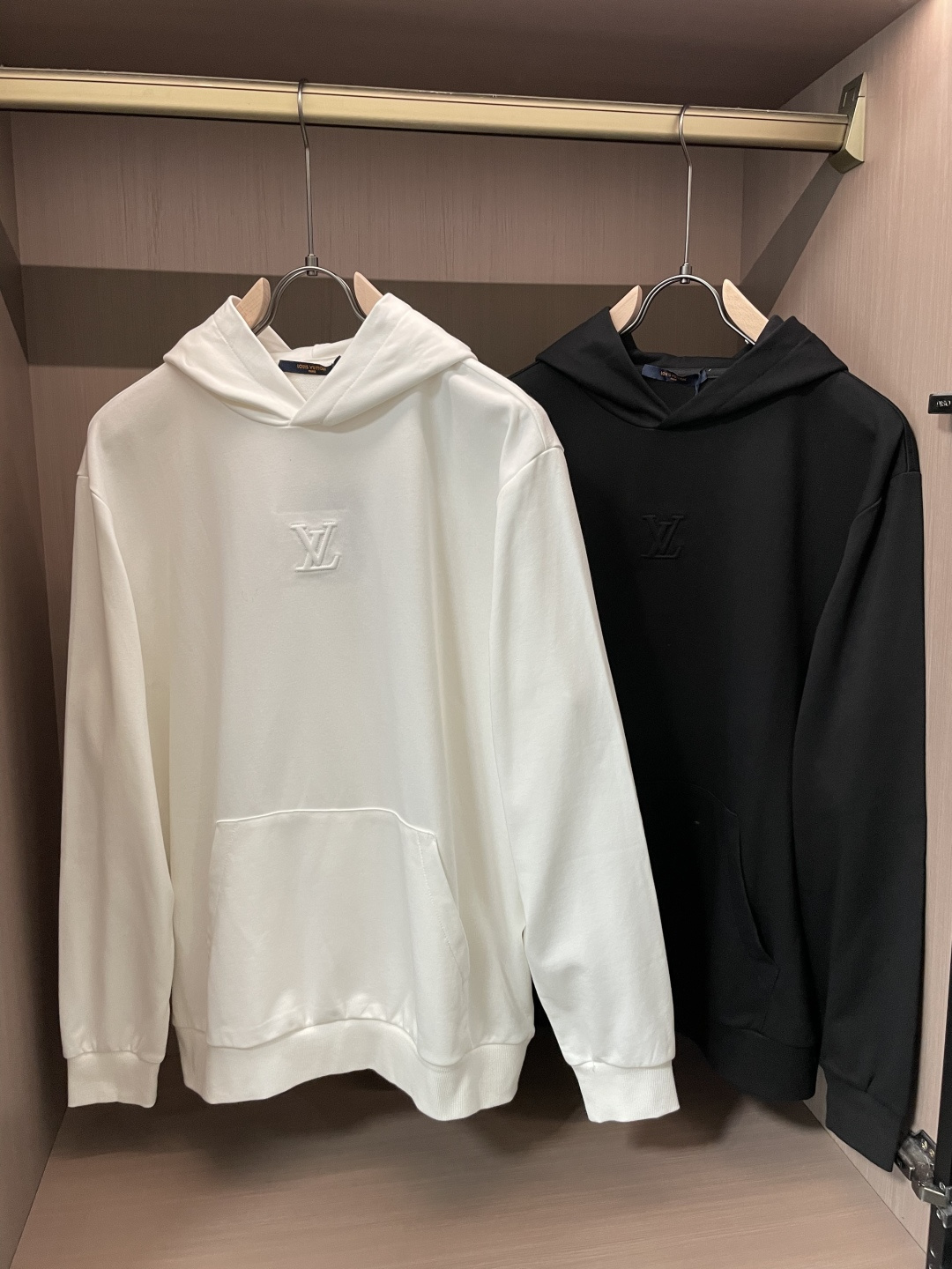 NO:568895,Lv / 2025 autumn and winter new products. Customized top-quality sweatshirt cotton. The fabric is particularly textured. It is a must-have item in winter and has good warmth retention. It can be worn by men and women. The details are in place. The version is awesome and the upper body effect is very good!  Versatile item!  Size S M L,,louis vuitton,hoodie,sweatshirts,alexander wang19860909Lv /2025秋冬新品 定制顶级卫衣棉,面料特别有质感,冬季必备单品,保暖性好.男女通穿,细节到位,版型超赞,上身效果非常好！百搭单品！尺码 S M L,,louis vuitton,hoodie,sweatshirts,alexander wang,Men's clothing