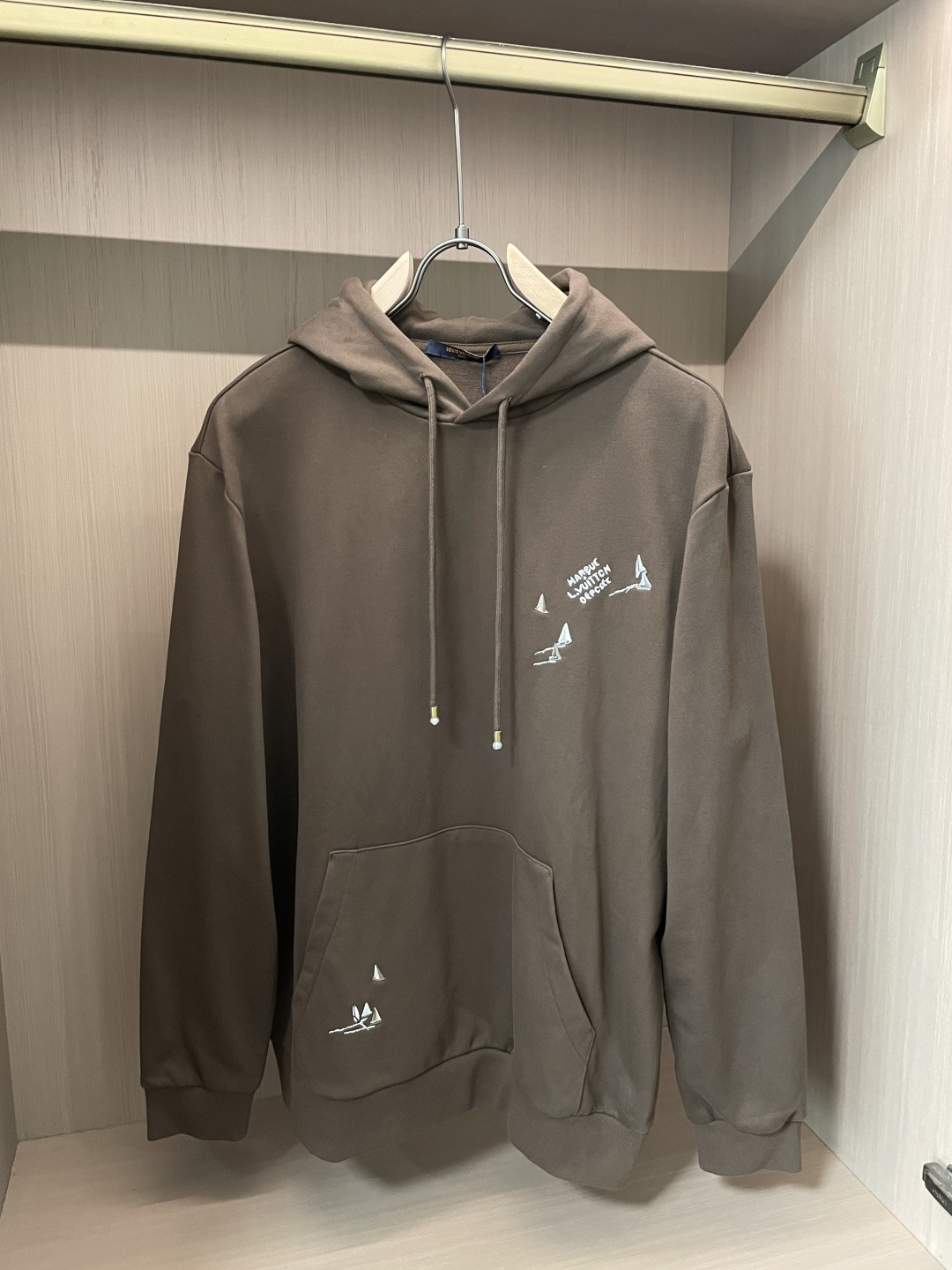 NO:568899,Lv / 2025 new autumn and winter products. Customized top-quality sweatshirt cotton. The fabric is particularly textured. It is a must-have item in winter and has good warmth retention. It can be worn by men and women. The details are in place. The version is awesome and the upper body effect is very good!  A versatile item!  Size S-XL,,louis vuitton,hoodie,sweatshirts,alexander wang19860909Lv /2025秋冬新品 定制顶级卫衣棉,面料特别有质感,冬季必备单品,保暖性好.男女通穿,细节到位,版型超赞,上身效果非常好！百搭单品！尺码S-XL,,louis vuitton,hoodie,sweatshirts,alexander wang,Men's clothing