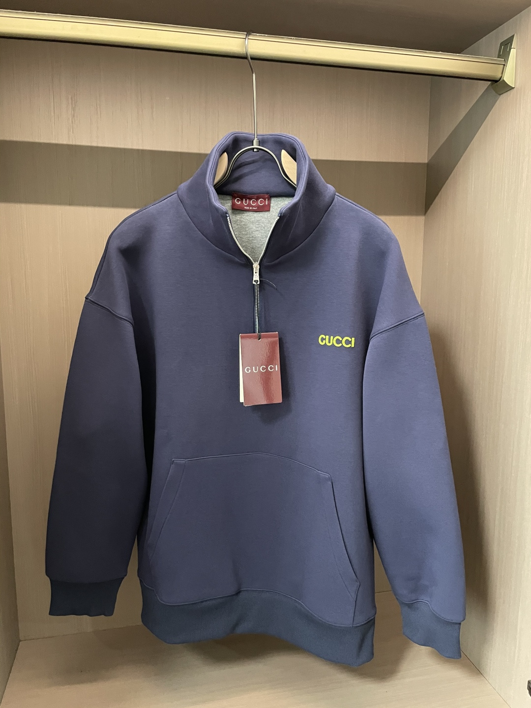 NO:568903,Gucc / 2025 new autumn and winter products. Customized top-quality sweatshirt cotton. The fabric is particularly textured. It is a must-have item in winter and has good warmth retention. It can be worn by men and women. The details are in place. The version is awesome and the upper body effect is very good!  A versatile item!  Size S M L,,gucci,hoodie,sweatshirts,alexander wang19860909Gucc /2025秋冬新品 定制顶级卫衣棉,面料特别有质感,冬季必备单品,保暖性好.男女通穿,细节到位,版型超赞,上身效果非常好！百搭单品！尺码 S M L,,gucci,hoodie,sweatshirts,alexander wang,Men's clothing