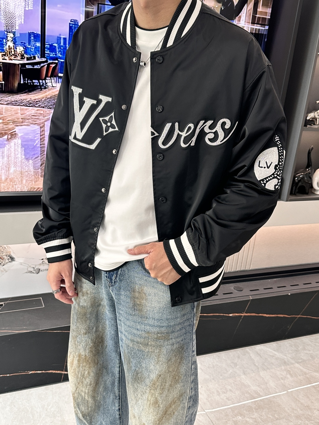 NO:568907,The same style as the Lv official website, complete with three labels, on sale in advance. 2025ss new autumn and winter men's jackets, high-end version with complete three labels of the original order. Custom-made fabrics at the counter. Highly breathable and comfortable, impeccable details, brand element design concept, reflecting high quality. Delicate and soft feel. Casual tailoring, excellent upper body shape. Size M～3XL,,, louis vuitton, jackets & coats, jackets & coats, alexander wang19860909Lv 官网同款,三标齐全,提前发售 2025ss秋冬新款男士夹克外套,原单三标齐全高端版本 专柜定制面料 透气舒适度高,细节无可挑剔,品牌元素设计理念,体现高品质.手感细腻柔软 呈现休闲裁剪,上身版型超赞 码数M～3XL,,,louis vuitton,jackets & coats,jackets & coats,alexander wang,Men's clothing