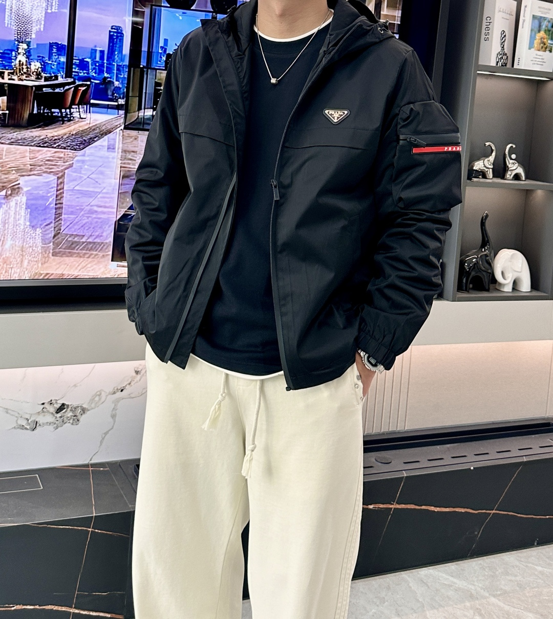 NO:568911,Same style as Prad's official website, complete with three labels, on sale in advance. 2025ss new autumn and winter men's jackets, high-end version with complete three labels of the original order. Custom-made fabrics at the counter. Highly breathable and comfortable, impeccable details, brand element design concept, reflecting high quality. Delicate and soft feel. Casual tailoring, excellent upper body shape. Size M～3XL,,,prada,jackets & coats,jackets & coats,alexander wang19860909Prad 官网同款,三标齐全,提前发售 2025ss秋冬新款男士夹克外套,原单三标齐全高端版本 专柜定制面料 透气舒适度高,细节无可挑剔,品牌元素设计理念,体现高品质.手感细腻柔软 呈现休闲裁剪,上身版型超赞 码数M～3XL,,,prada,jackets & coats,jackets & coats,alexander wang,Men's clothing