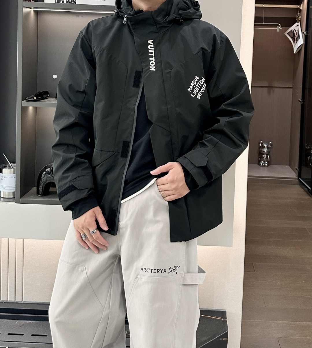 NO:568915,The same style as the Lv official website, complete with three labels, on sale in advance. 2025ss new autumn and winter men's jackets, high-end version with complete three labels of the original order. Custom-made fabrics at the counter. Highly breathable and comfortable, impeccable details, brand element design concept, reflecting high quality. Delicate and soft feel. Casual tailoring, excellent upper body shape. Size M～3XL,,, louis vuitton, jackets & coats, jackets & coats, alexander wang19860909Lv 官网同款,三标齐全,提前发售 2025ss秋冬新款男士夹克外套,原单三标齐全高端版本 专柜定制面料 透气舒适度高,细节无可挑剔,品牌元素设计理念,体现高品质.手感细腻柔软 呈现休闲裁剪,上身版型超赞 码数M～3XL,,,louis vuitton,jackets & coats,jackets & coats,alexander wang,Men's clothing