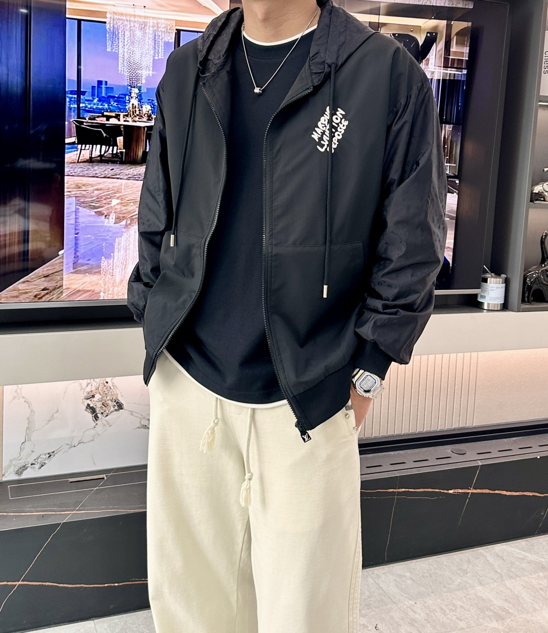 NO:568928,The same style as the Lv official website, complete with three labels, on sale in advance. 2025ss new autumn and winter men's jackets, high-end version with complete three labels of the original order. Custom-made fabrics at the counter. Highly breathable and comfortable, impeccable details, brand element design concept, reflecting high quality. Delicate and soft feel. Casual tailoring, excellent upper body shape. Size M～3XL,,, louis vuitton, jackets & coats, jackets & coats, alexander wang19860909Lv 官网同款,三标齐全,提前发售 2025ss秋冬新款男士夹克外套,原单三标齐全高端版本 专柜定制面料 透气舒适度高,细节无可挑剔,品牌元素设计理念,体现高品质.手感细腻柔软 呈现休闲裁剪,上身版型超赞 码数M～3XL,,,louis vuitton,jackets & coats,jackets & coats,alexander wang,Men's clothing