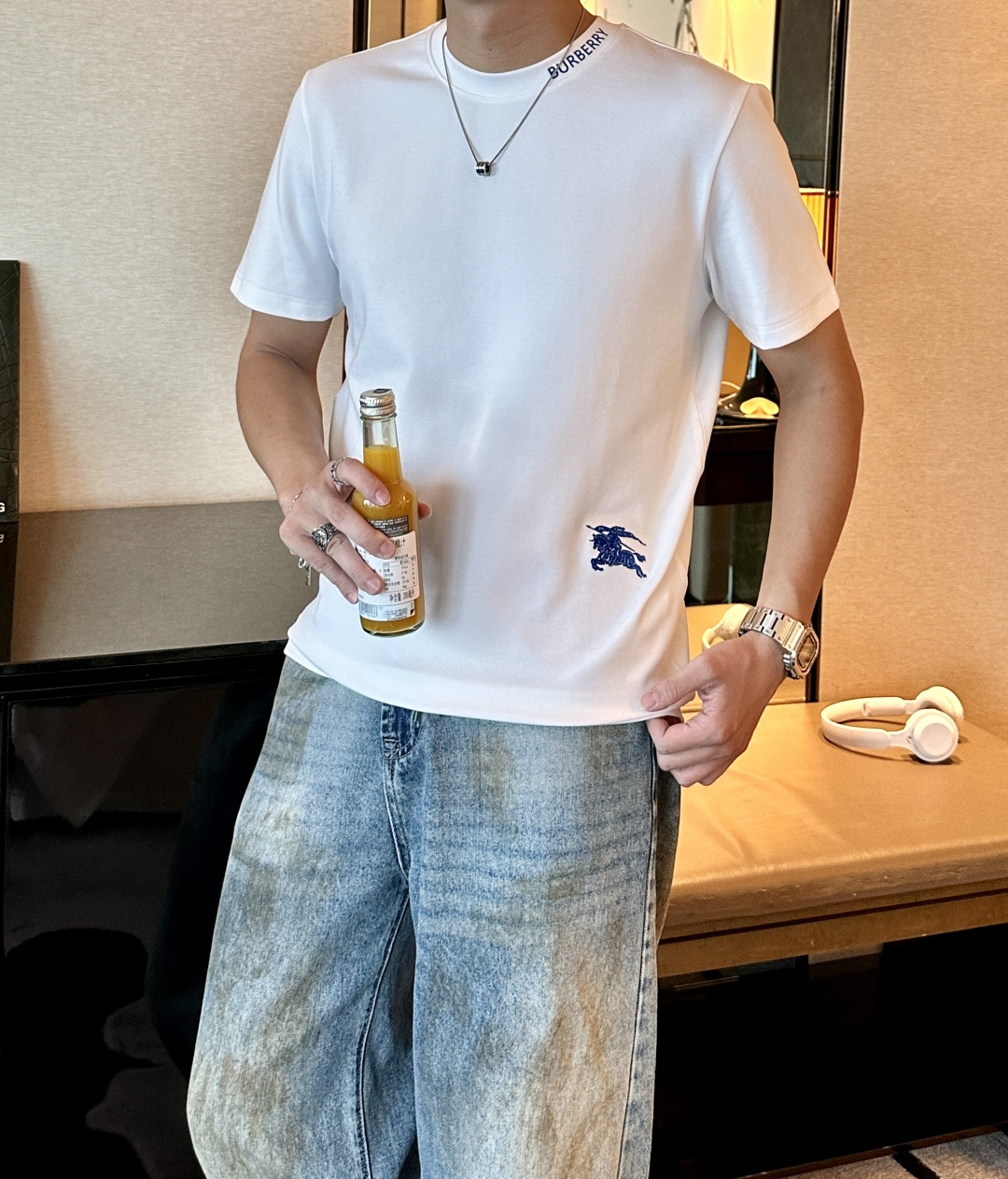 NO:568896,Bur 2025 Autumn and Winter Men's Short Sleeves The most classic series at the counter. The simplest and most basic classic style. Very simple. Focus on the fabrics. This time we got the original fabrics!  The fabrics supplied by customers are completed according to the normal order process!  Definitely much better than what you see on the market!  !  The density is super high and the texture is good. It is a truly high-end and high-grade short-sleeved custom fabric. Anyone who knows anything knows that it feels really good, soft and delicate, and it feels very comfortable~ You can appreciate the details of the embroidery. The smaller the embroidery, the more sophisticated the technology and equipment are. We operate imported machines and the craftsmanship has always been stable!  No matter the workmanship, fabric, version, or label, it will not embarrass you. Every part of the workmanship is exquisite and the quality is straight forward. If you don’t buy it, it will be a real loss!  !  The cuffs and hem of the new model have different stitching. The logo embroidery is also lifelike. The base layer is so stylish when worn alone. Without further ado, let’s set up the details for reference~ Sizes M-3XL, burberry, T-shirt, alexander wang19860909Bur 2025秋冬 男士短袖 专柜的最经典系列 最简单基础的经典款 很简单 重点看面料这次我们拿到的原厂面料！客供面料都是按照正常的订单工序完成！绝对比你们在市面上看的货好太多！！ 密度超高 质感好 真正高端上档次的短袖定制面料 懂货的都知道 手感真的极好 柔软细腻 感觉就很舒服~ 刺绣的细节你们可以细品 越小的刺绣就越考究技术、设备 我们进口机操作 工艺一向稳定发挥！无论做工,面料,版型,标类都会不让你尴们尬.每一处做工都很精致 直接睥睨的品质 不买真的是损失！！ 新款的袖口和下摆的针车都是有所不同的 logo刺绣也是栩栩如生 打底单穿都是那么有型 不多说来组细节参考～ 尺码M-3XL,,burberry,T-shirt,alexander wang,Men's clothing