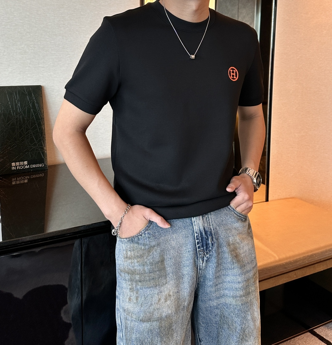 NO:568900,H 2025 Autumn and Winter Men's Short Sleeves The most classic series at the counter. The simplest and most basic classic style. Very simple. Focus on the fabrics. This time we got the original fabrics!  The fabrics supplied by customers are completed according to the normal order process!  Definitely much better than what you see on the market!  !  The density is super high and the texture is good. It is a truly high-end and high-grade short-sleeved custom fabric. Anyone who knows anything knows that it feels really good, soft and delicate, and it feels very comfortable~ You can appreciate the details of the embroidery. The smaller the embroidery, the more sophisticated the technology and equipment are. We operate imported machines and the craftsmanship has always been stable!  No matter the workmanship, fabric, version, or label, it will not embarrass you. Every part of the workmanship is exquisite and the quality is straight forward. If you don’t buy it, it will be a real loss!  !  The cuffs and hem of the new model are stitched differently, and the logo embroidery is also lifelike. The base layer is so stylish when worn alone. Without further ado, here are the details for reference~ Size M-3XL, T-shirt, alexander wang19860909H 2025秋冬 男士短袖 专柜的最经典系列 最简单基础的经典款 很简单 重点看面料这次我们拿到的原厂面料！客供面料都是按照正常的订单工序完成！绝对比你们在市面上看的货好太多！！ 密度超高 质感好 真正高端上档次的短袖定制面料 懂货的都知道 手感真的极好 柔软细腻 感觉就很舒服~ 刺绣的细节你们可以细品 越小的刺绣就越考究技术、设备 我们进口机操作 工艺一向稳定发挥！无论做工,面料,版型,标类都会不让你尴们尬.每一处做工都很精致 直接睥睨的品质 不买真的是损失！！ 新款的袖口和下摆的针车都是有所不同的 logo刺绣也是栩栩如生 打底单穿都是那么有型 不多说来组细节参考～ 尺码M-3XL,,T-shirt,alexander wang,Men's clothing