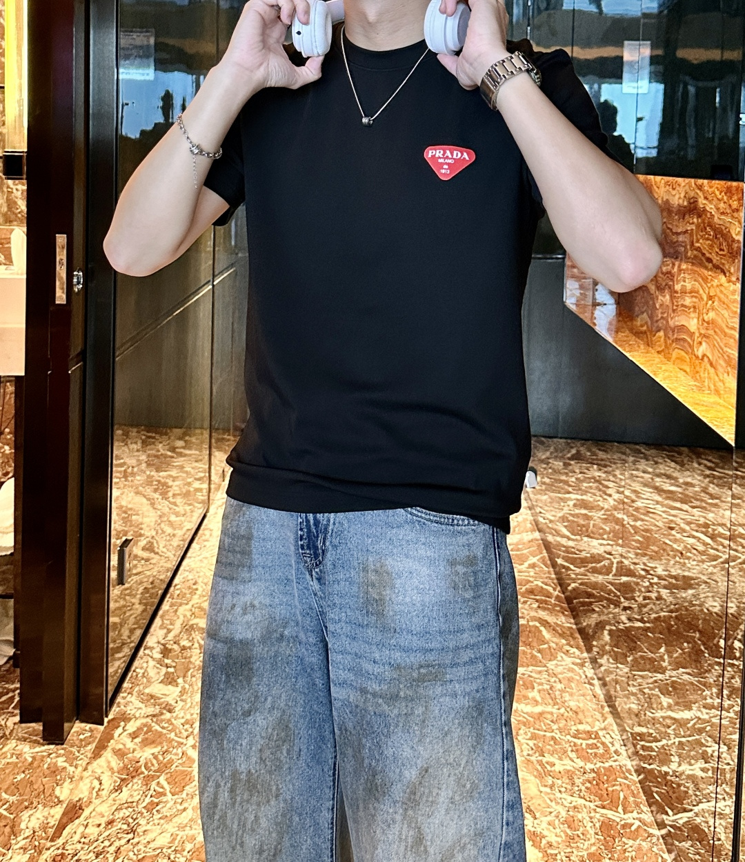 NO:568904,Prad 2025 Autumn and Winter Men's Short Sleeves The most classic series at the counter. The simplest and most basic classic style. Very simple. Focus on the fabrics. This time we got the original fabrics!  The fabrics supplied by customers are completed according to the normal order process!  Definitely much better than what you see on the market!  !  The density is super high and the texture is good. It is a truly high-end and high-grade short-sleeved custom fabric. Anyone who knows anything knows that it feels really good, soft and delicate, and it feels very comfortable~ You can appreciate the details of the embroidery. The smaller the embroidery, the more sophisticated the technology and equipment are. We operate imported machines and the craftsmanship has always been stable!  No matter the workmanship, fabric, version, or label, it will not embarrass you. Every part of the workmanship is exquisite and the quality is straight forward. If you don’t buy it, it will be a real loss!  !  The cuffs and hem of the new model have different stitching. The logo embroidery is also lifelike. The base layer is so stylish when worn alone. Without further ado, let’s set up the details for reference~ Sizes M-3XL, prada, T-shirt, alexander wang19860909Prad 2025秋冬 男士短袖 专柜的最经典系列 最简单基础的经典款 很简单 重点看面料这次我们拿到的原厂面料！客供面料都是按照正常的订单工序完成！绝对比你们在市面上看的货好太多！！ 密度超高 质感好 真正高端上档次的短袖定制面料 懂货的都知道 手感真的极好 柔软细腻 感觉就很舒服~ 刺绣的细节你们可以细品 越小的刺绣就越考究技术、设备 我们进口机操作 工艺一向稳定发挥！无论做工,面料,版型,标类都会不让你尴们尬.每一处做工都很精致 直接睥睨的品质 不买真的是损失！！ 新款的袖口和下摆的针车都是有所不同的 logo刺绣也是栩栩如生 打底单穿都是那么有型 不多说来组细节参考～ 尺码M-3XL,,prada,T-shirt,alexander wang,Men's clothing